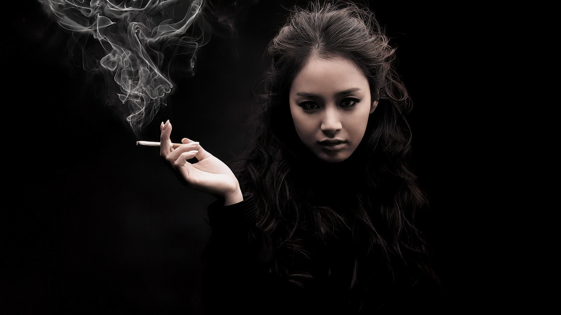 Бесплатное фото Девушка с сигаретой на черном фоне