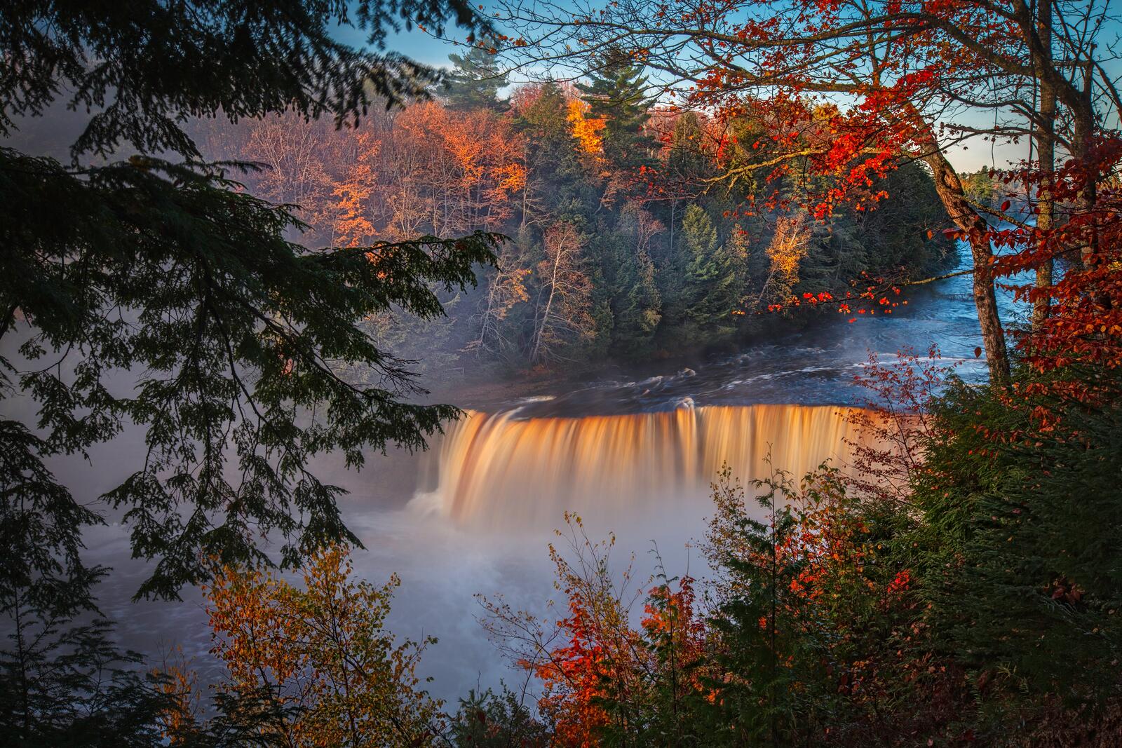 Бесплатное фото Большой водопад в осеннем лесу