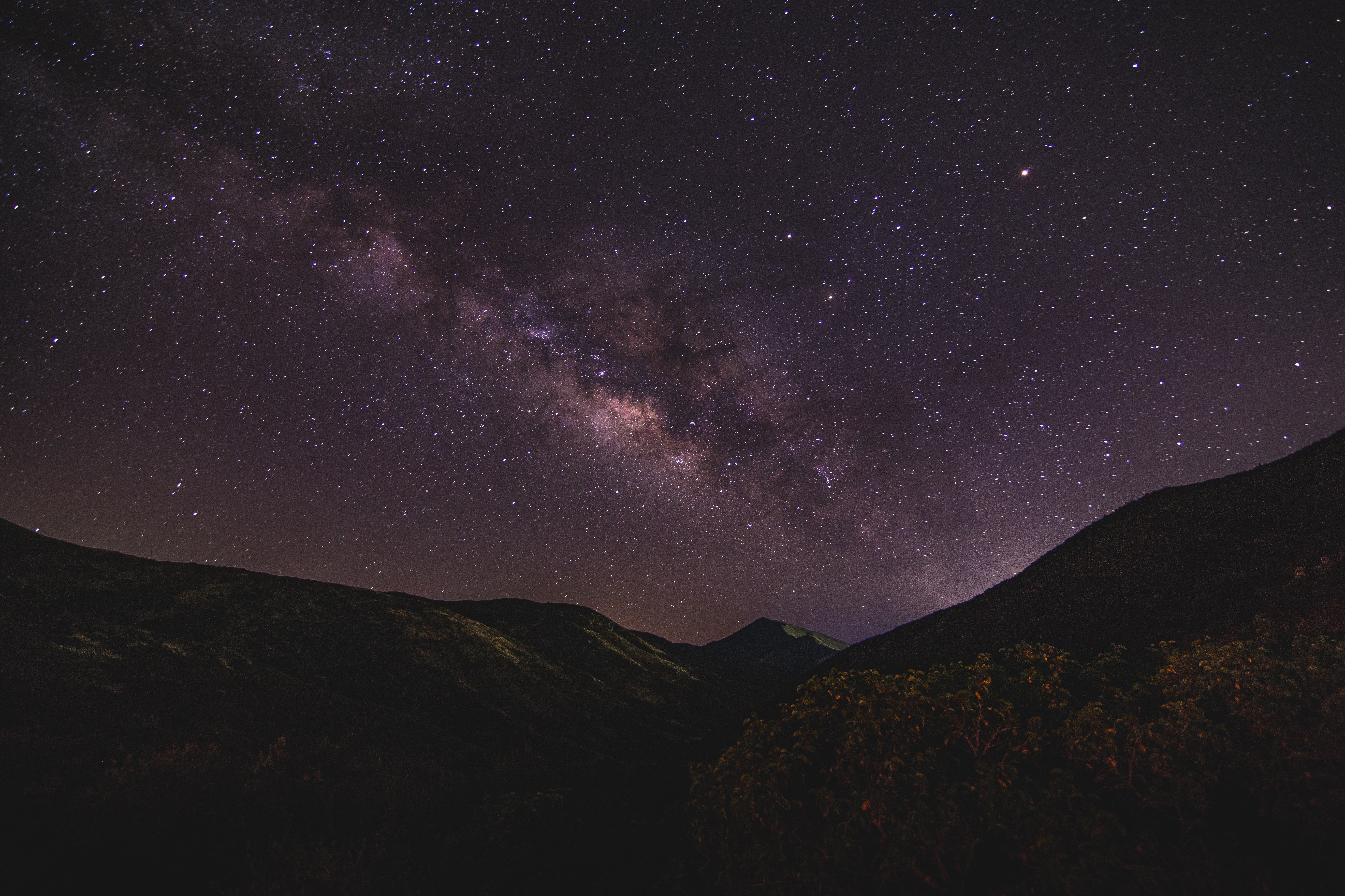 Бесплатное фото Млечный путь в горах