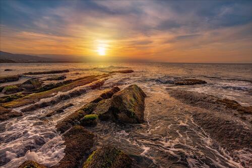 Free screensaver sunset, sea, rocks