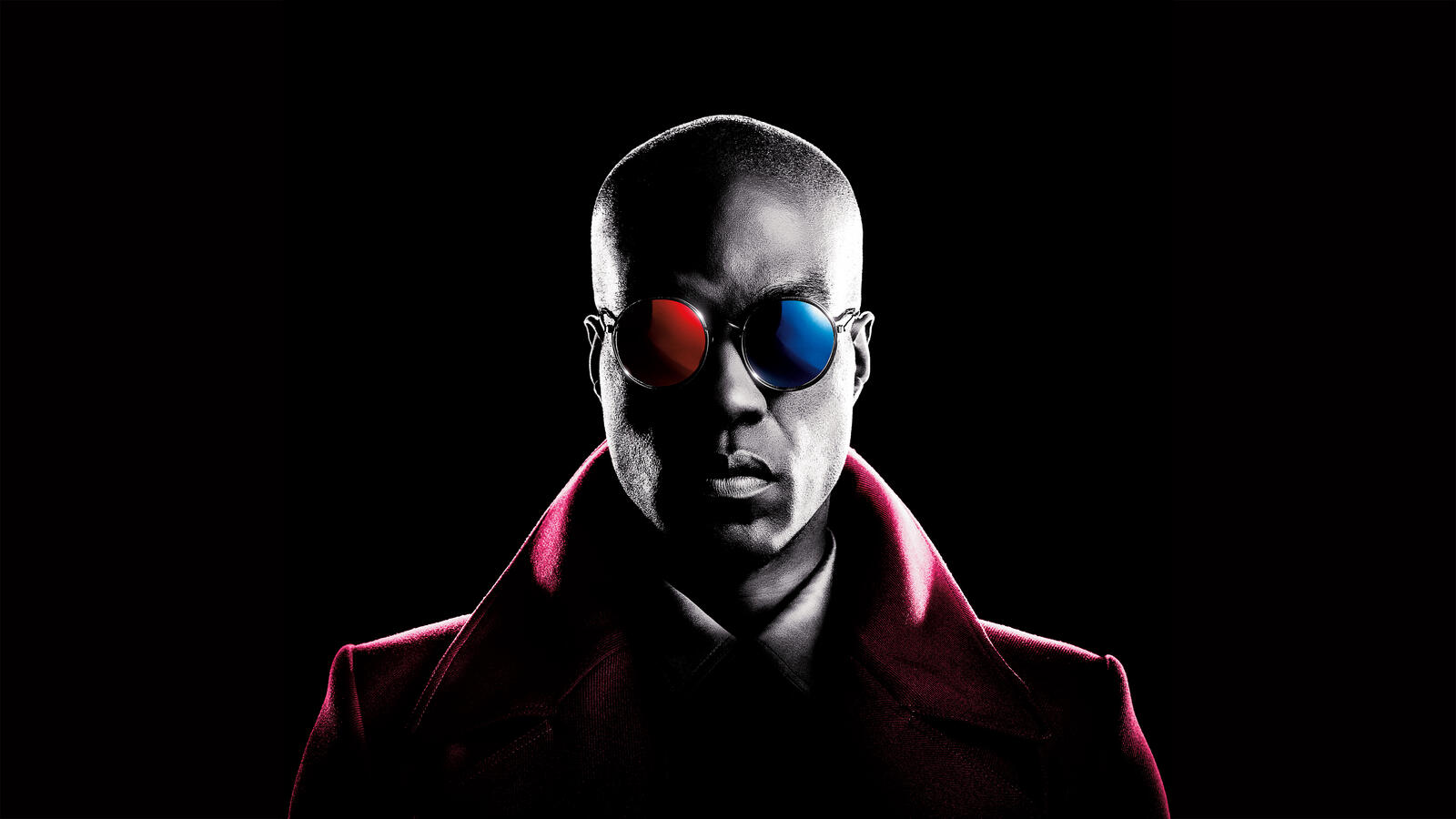 Бесплатное фото Мужчина в цветных очках из фильма матрица на черном фоне
