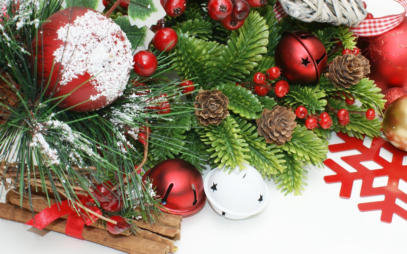 Обои новогодние украшения рождественские шары праздник на рабочий стол