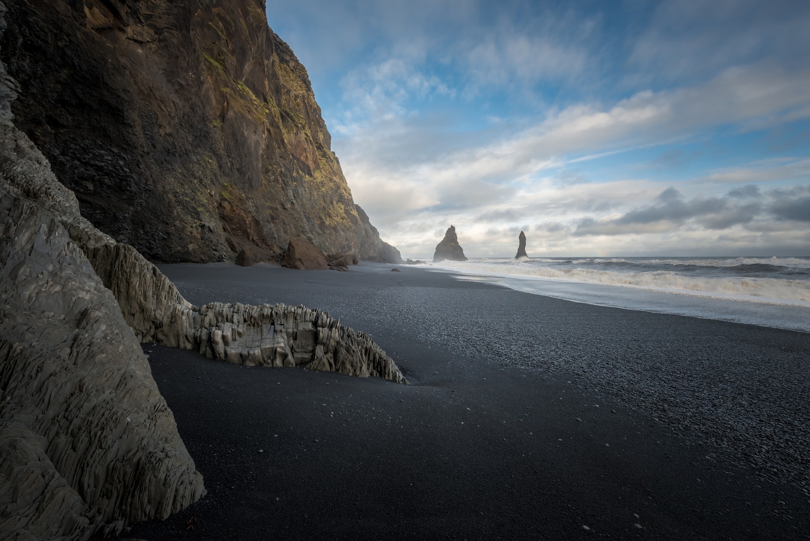 Обои скалы чёрный песок пляж на рабочий стол