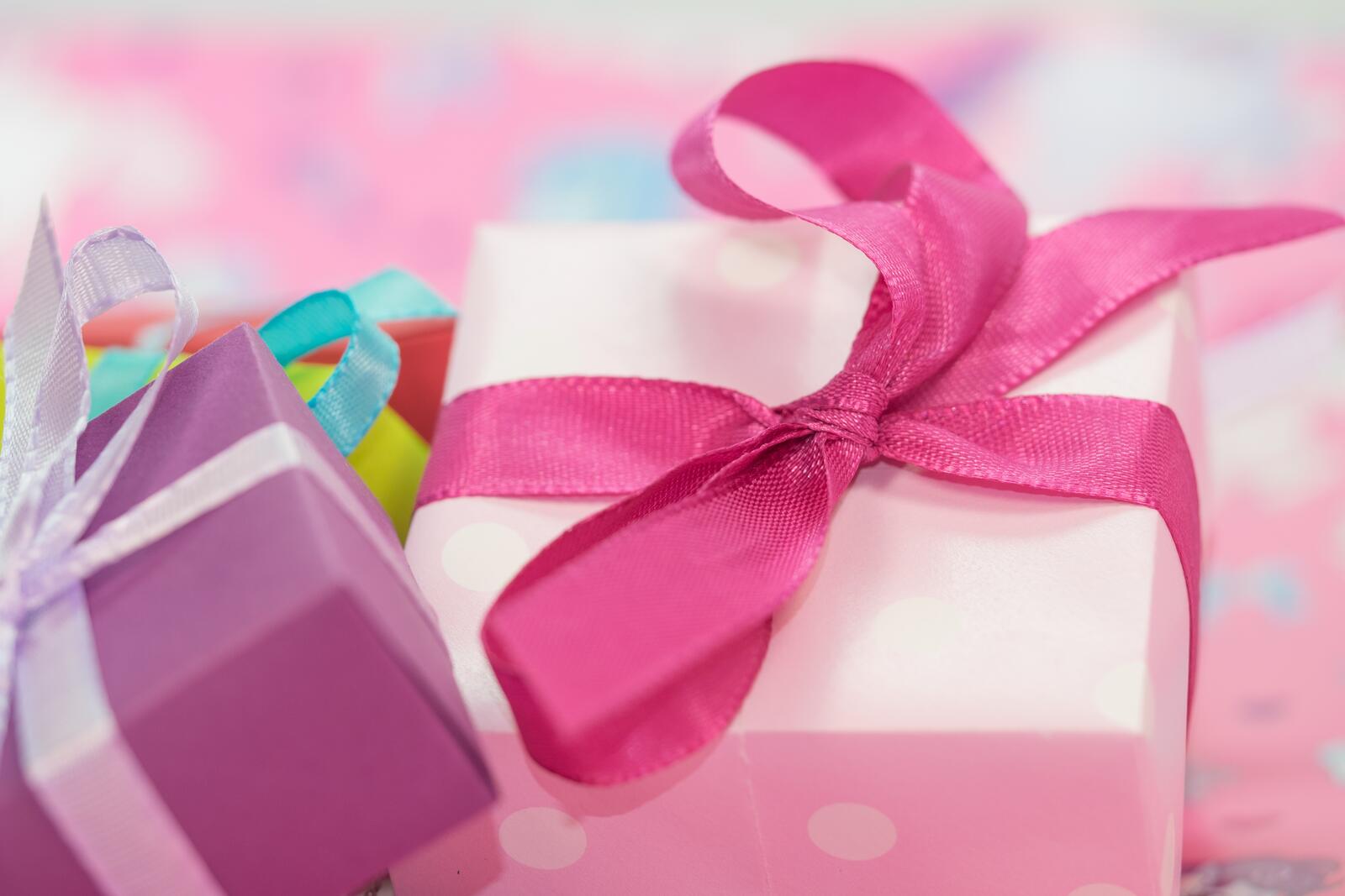 免费照片带有粉色蝴蝶结的粉色礼物