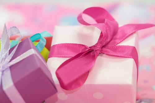 Розовый подарок с розовым бантиком