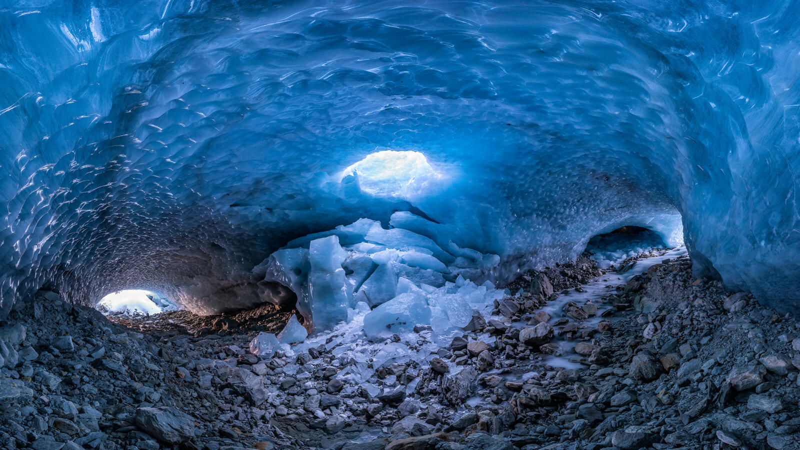 Большой собор в ледяной пещере в Энгадине Граубюнден Швейцария