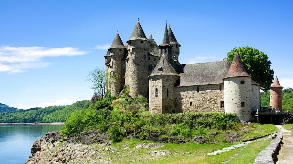 Старинный замок у озера во Франции