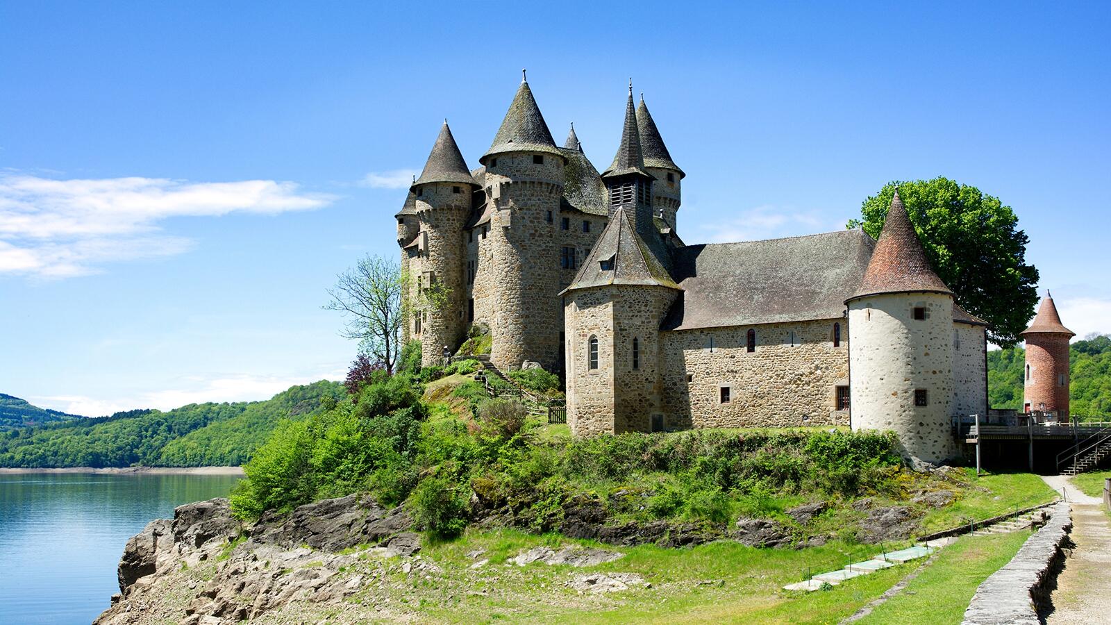 Бесплатное фото Старинный замок у озера во Франции