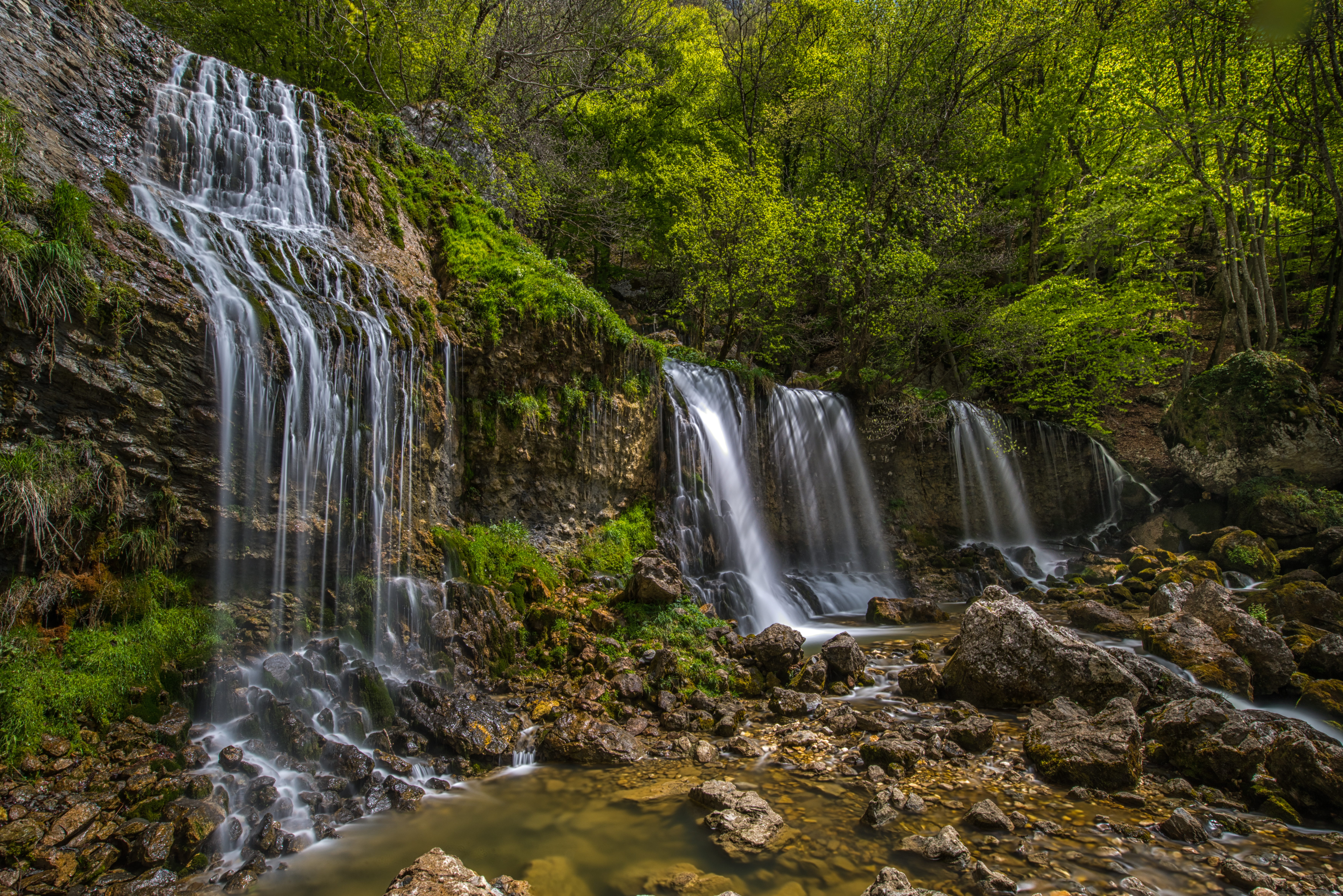 多利亚兹瀑布位于张伯伦高地上的佩纳山和尼沃莱山之间的环形地带。