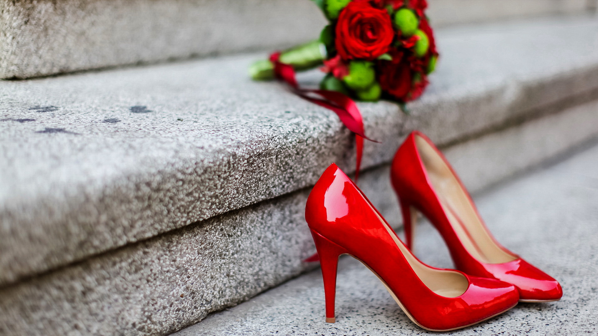 Photo of the bouquet and shoes