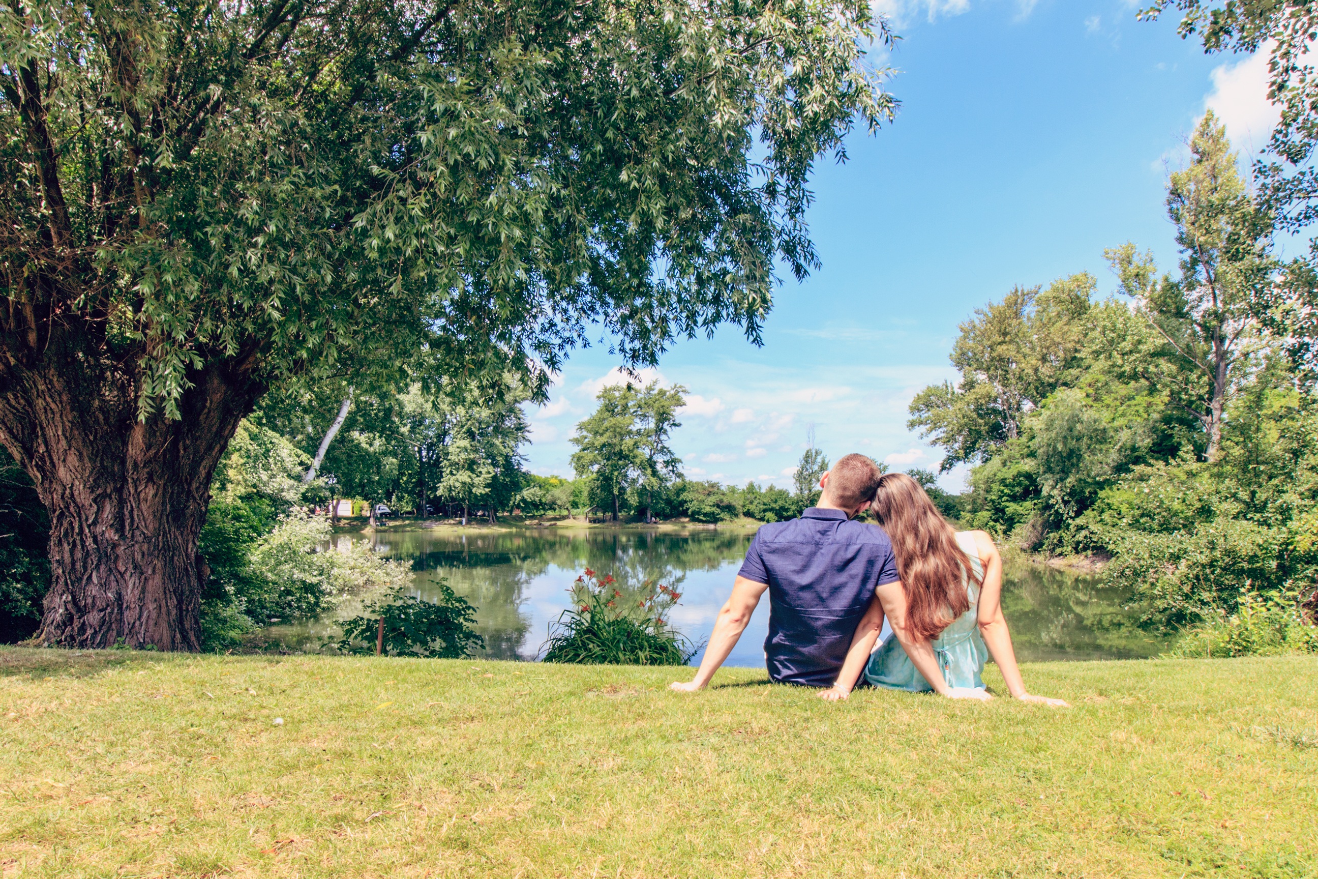 Photo free grass, young couple, shore of the lake