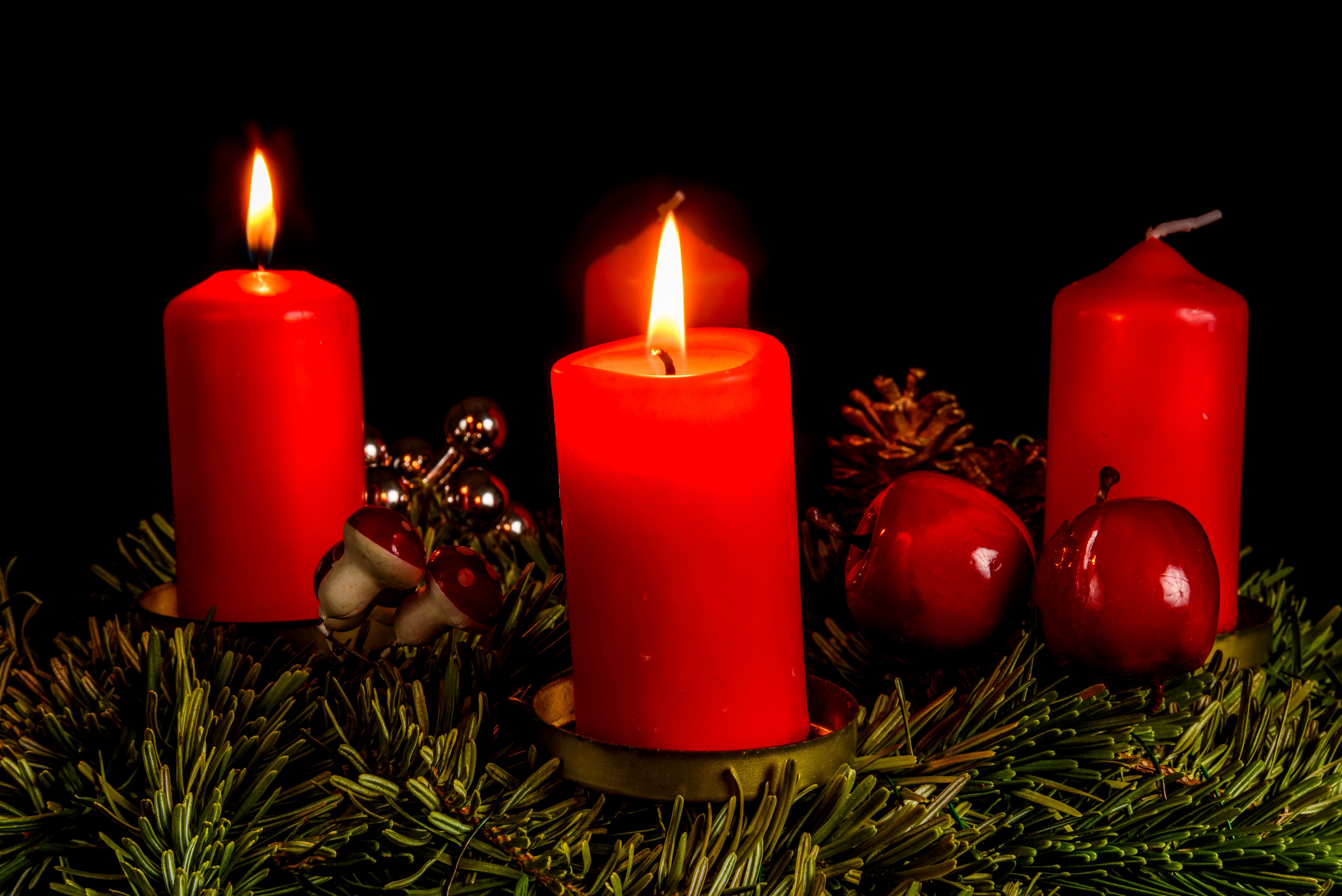 桌面上的壁纸圣诞树 蜡烛 圣诞装饰