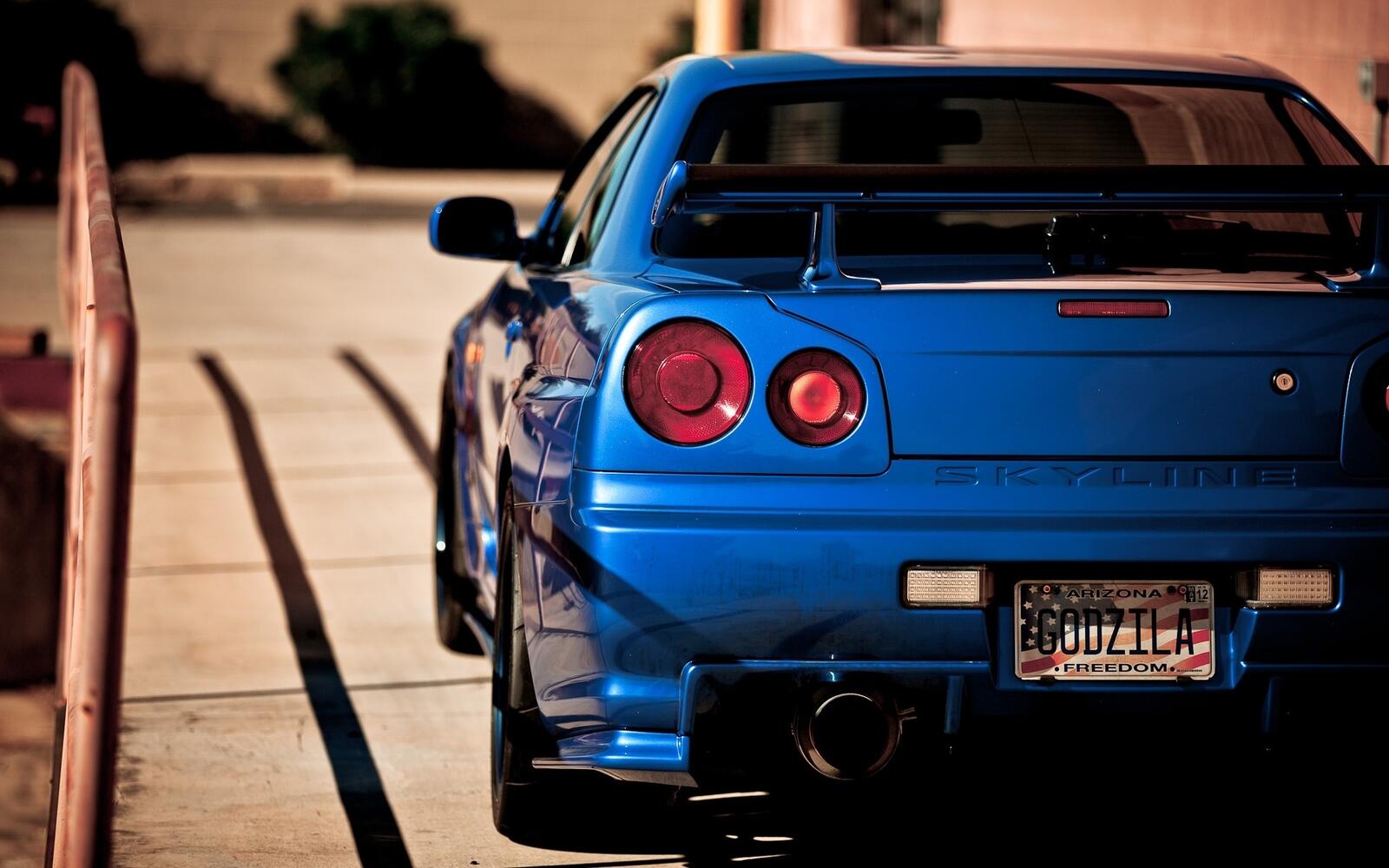 Бесплатное фото Nissan skyline синего цвета вид сзади