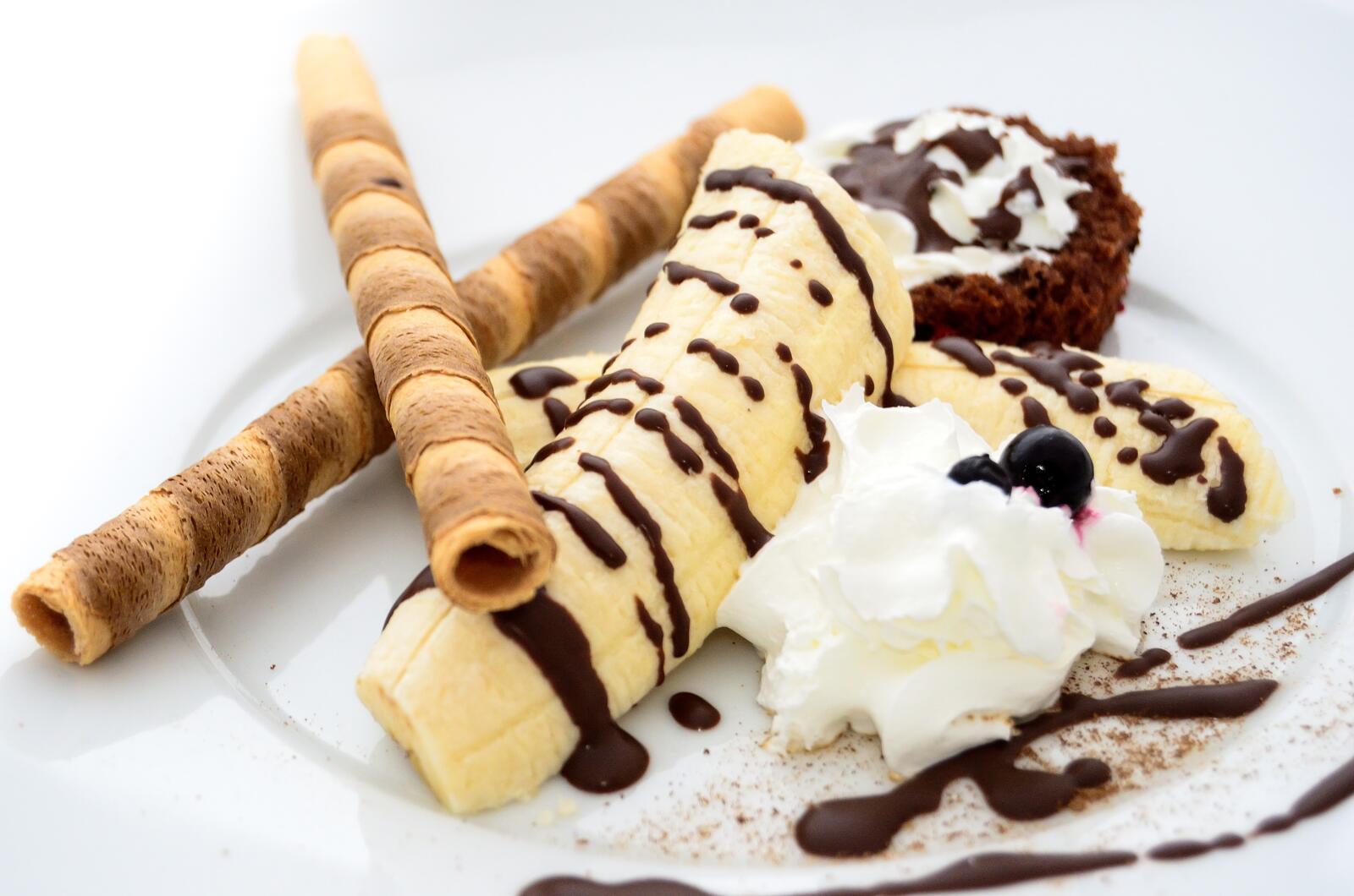 Free photo Banana with chocolate tubes dipped in chocolate sauce