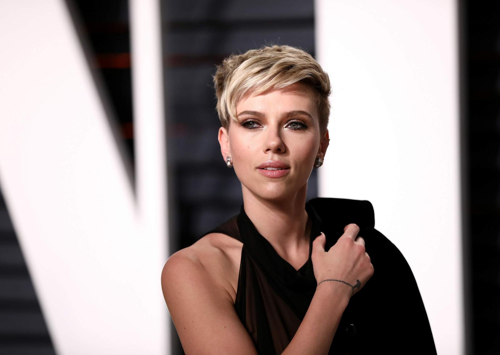 Wallpapers Scarlett Johansson celebrities short hair on the desktop