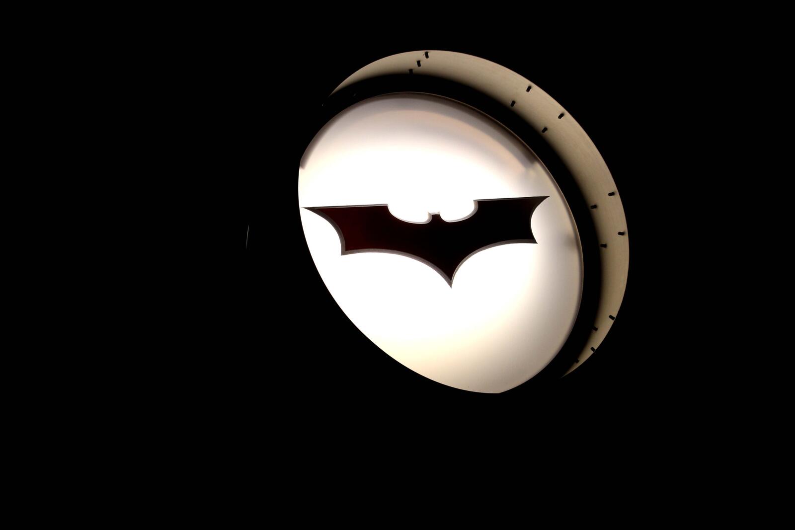 Обои Бэтмен фонарь логотип на рабочий стол