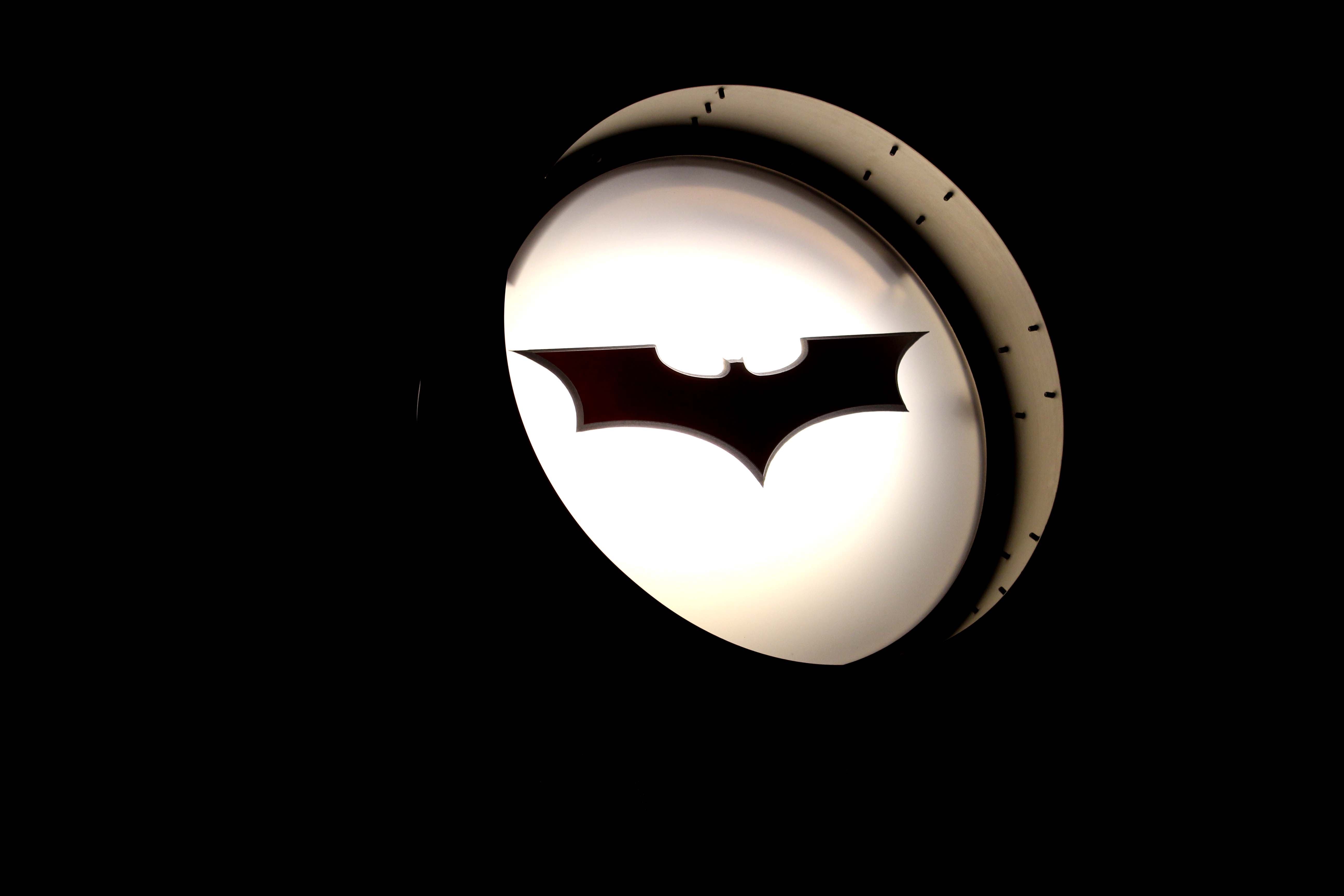 Фото бесплатно Бэтмен, фонарь, логотип