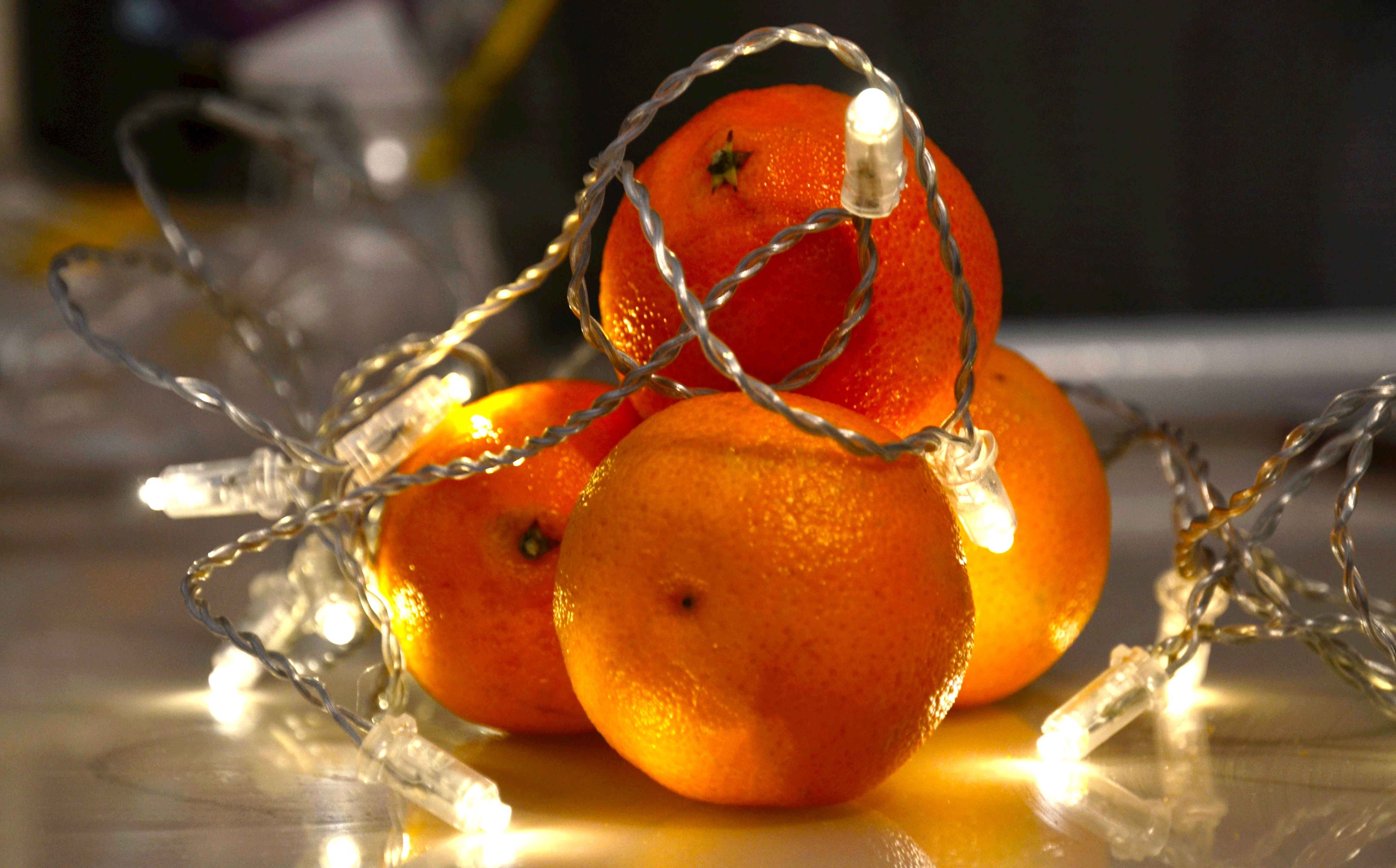 Фото бесплатно новогодняя гирлянда, куча мандаринов, мандарины