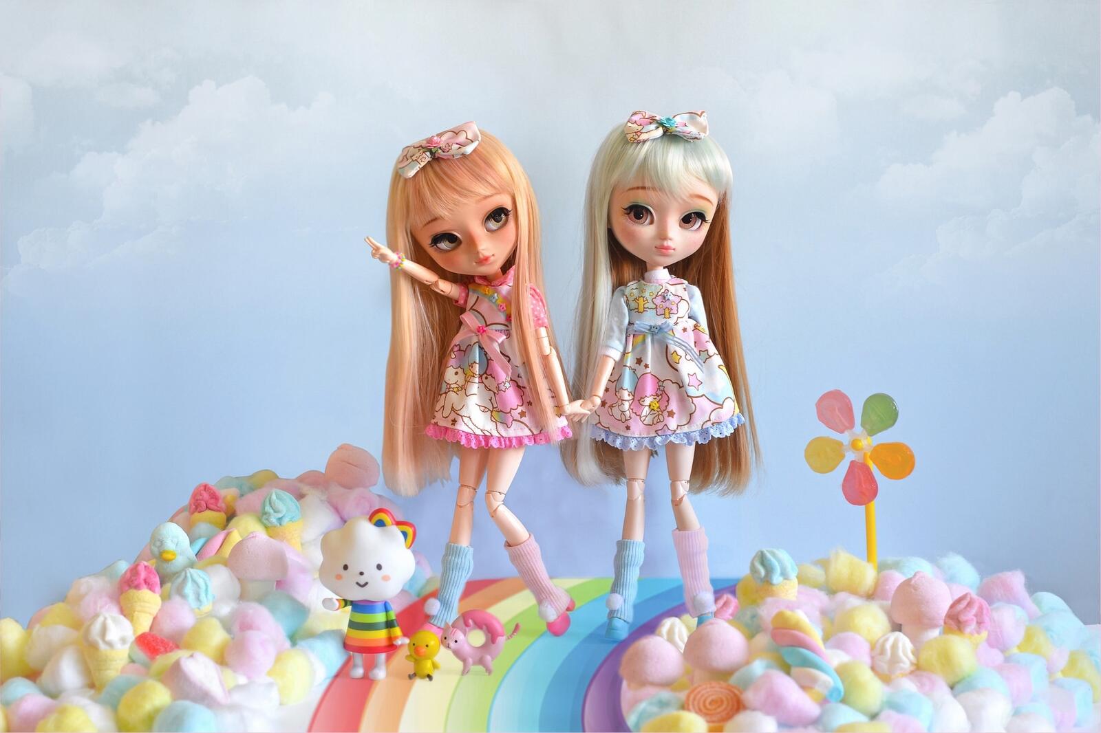 Бесплатное фото Куклы и тропинка из радуги