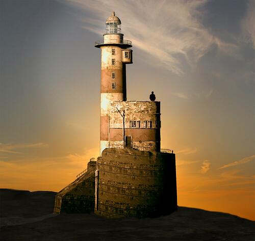 夕阳下的古老灯塔