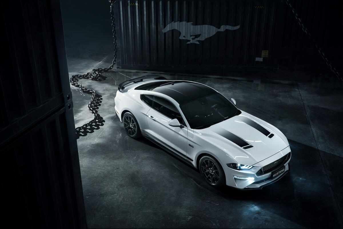 Белый Ford Mustang в темное время суток