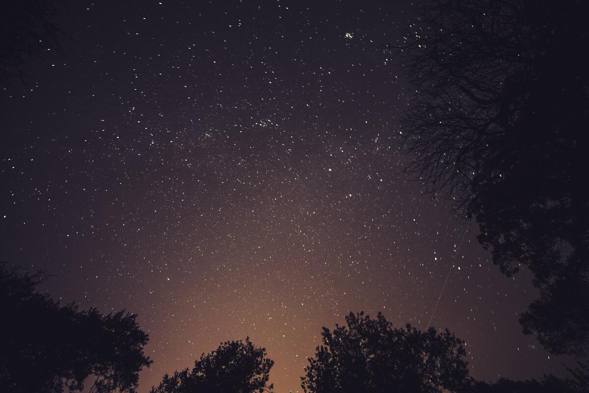 A night sky with lots of stars
