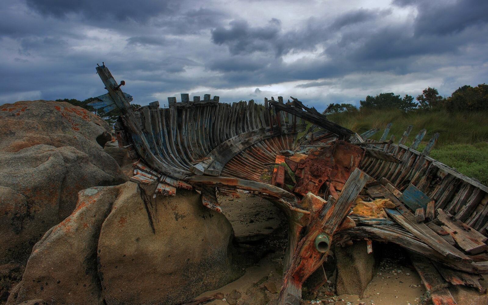 Free photo The wreckage of a ship that washed ashore