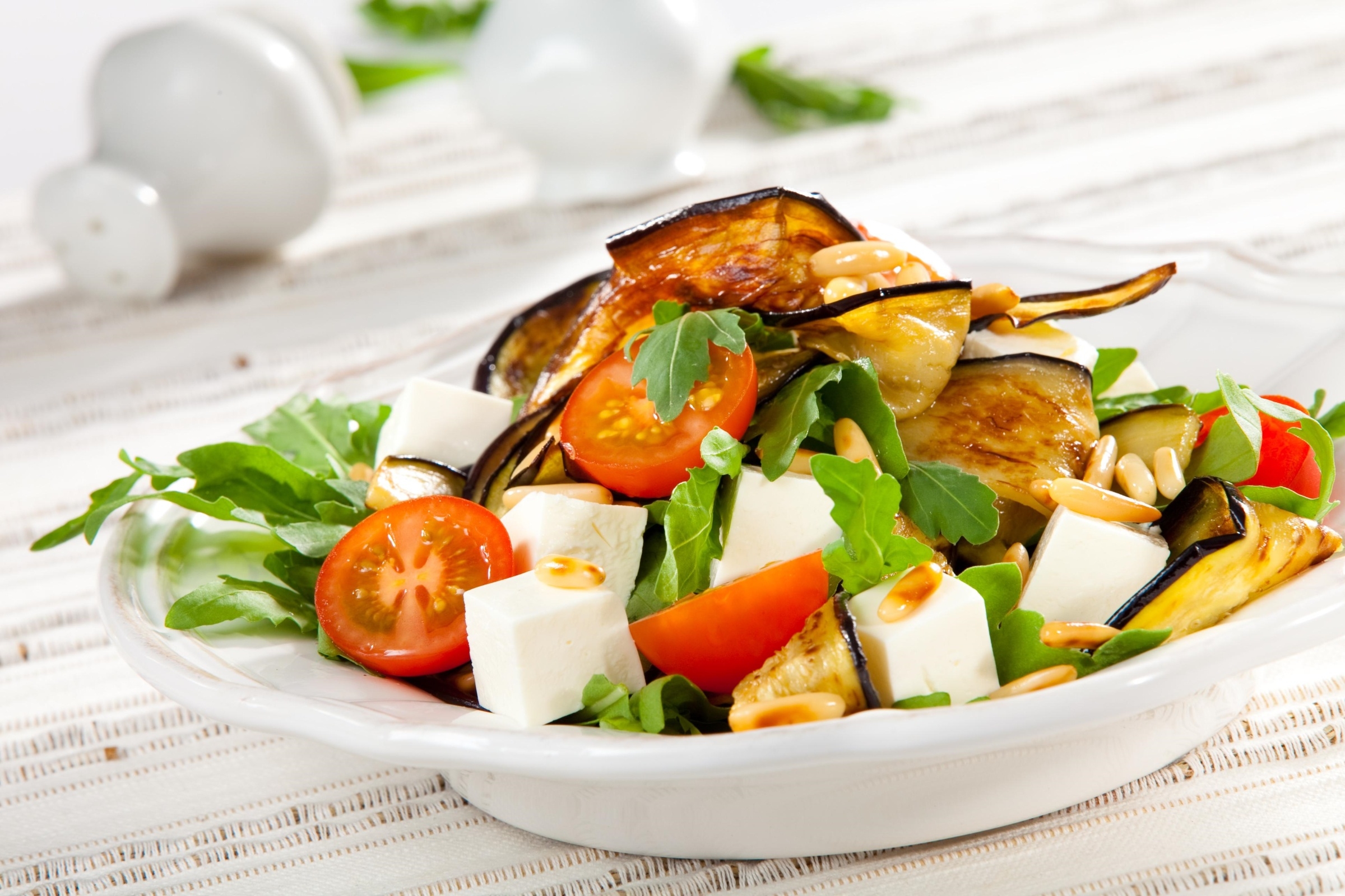 Бесплатное фото Греческий салат с баклажанами