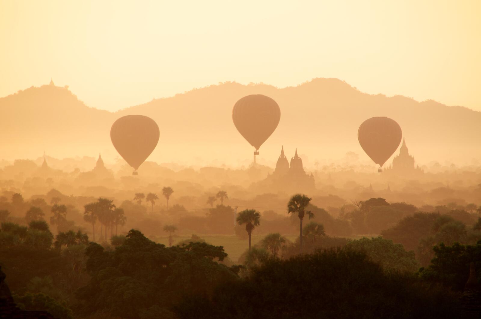 Бесплатное фото Силуэт воздушных шаров над городом в пыли