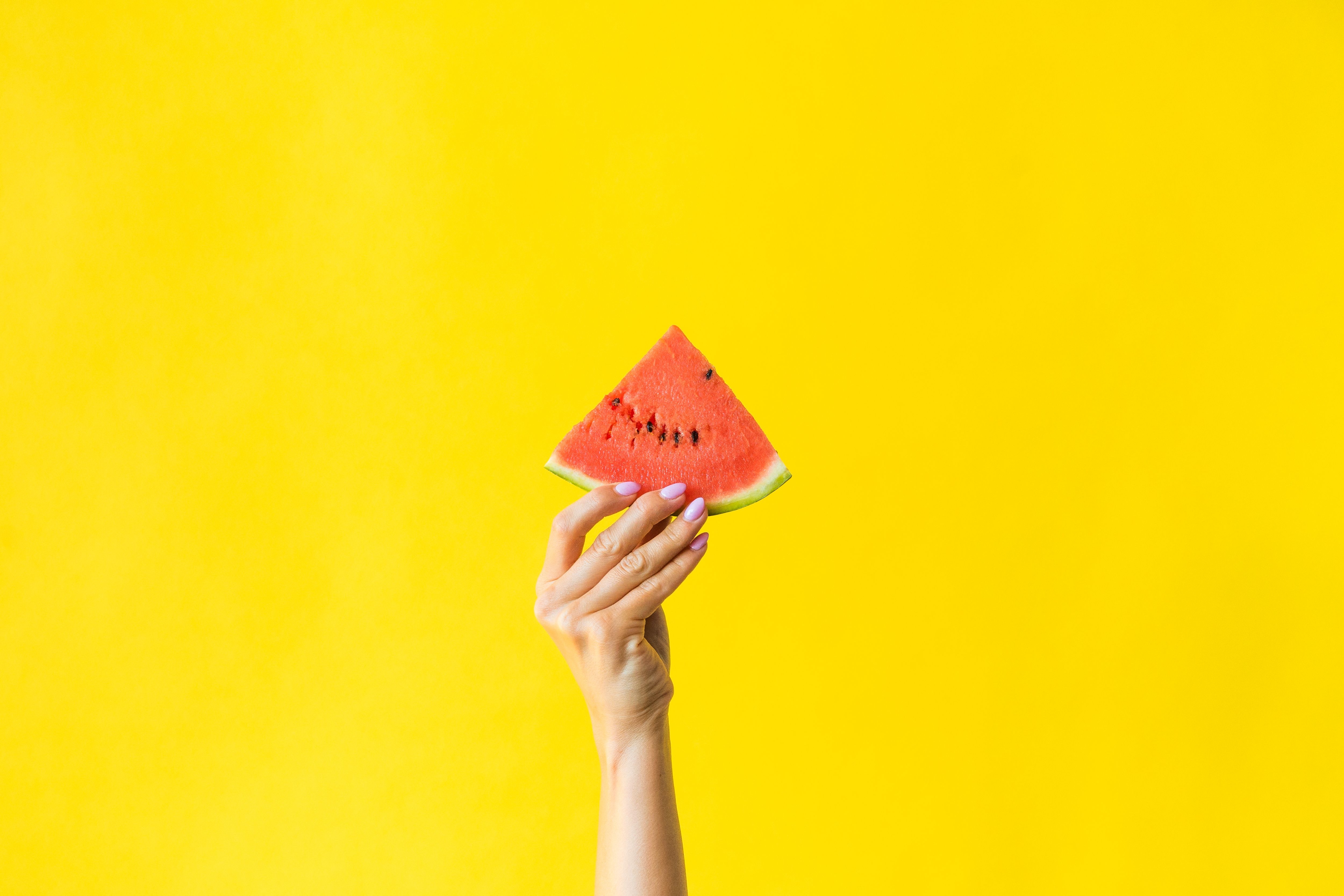 Фото бесплатно рука, фрукты, обои кусочек арбуза