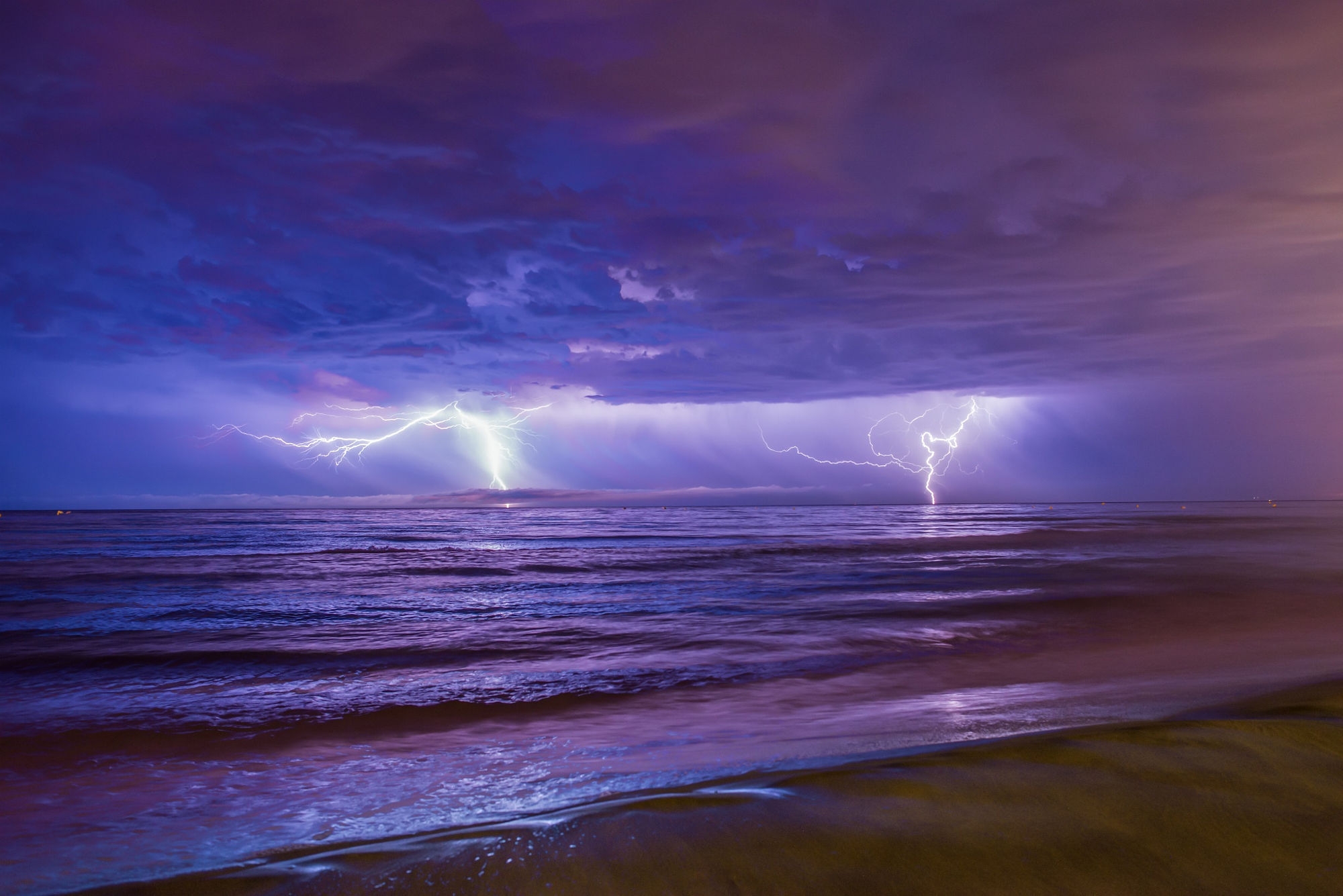 Фото бесплатно ночь, пляж, обои молнии
