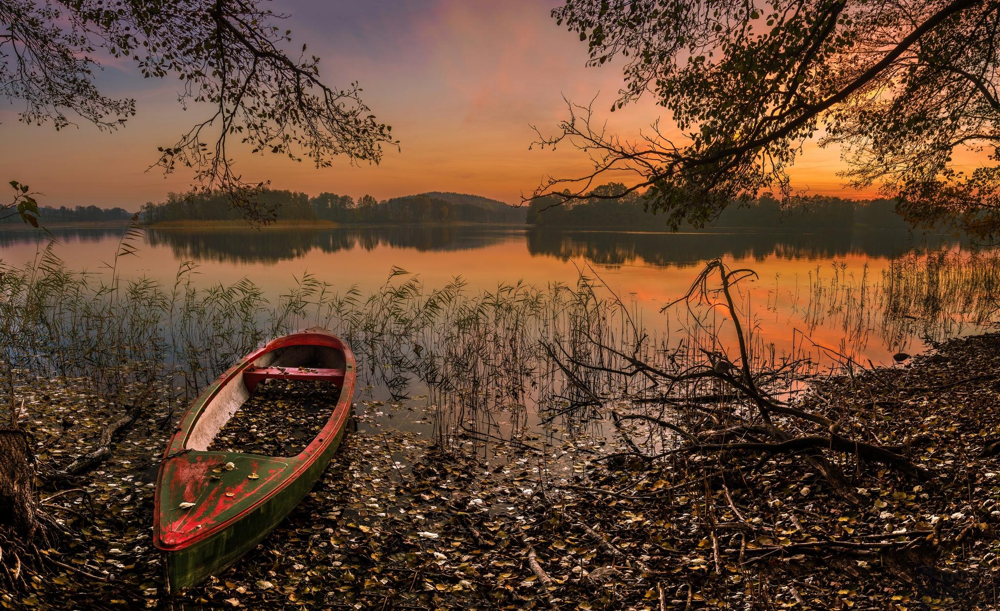 На берегу большой реки жил. Лодка на озере. Осень река лодка. Закат на озере. Речка лодка лес.