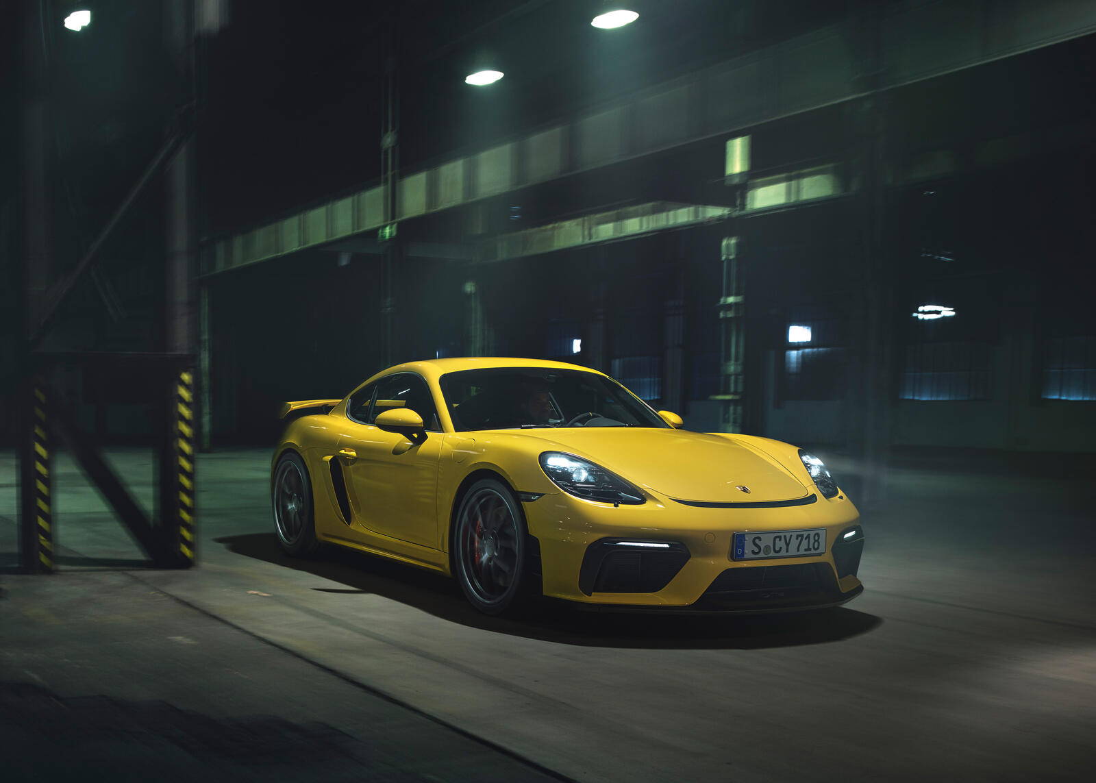 Wallpapers front of Porsche 718 coupe on the desktop