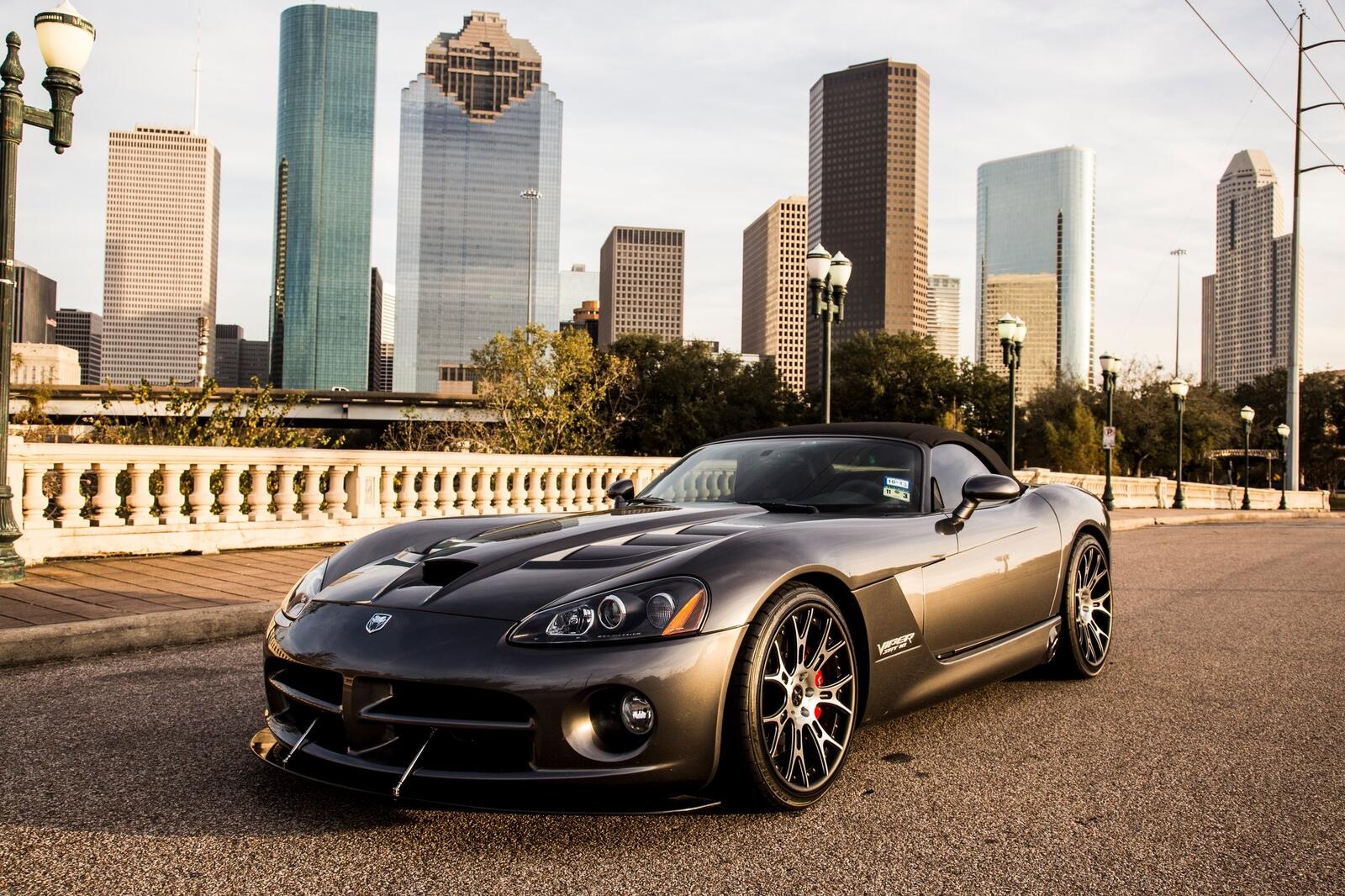 Free photo Dodge viper convertible against a backdrop of skyscrapers.