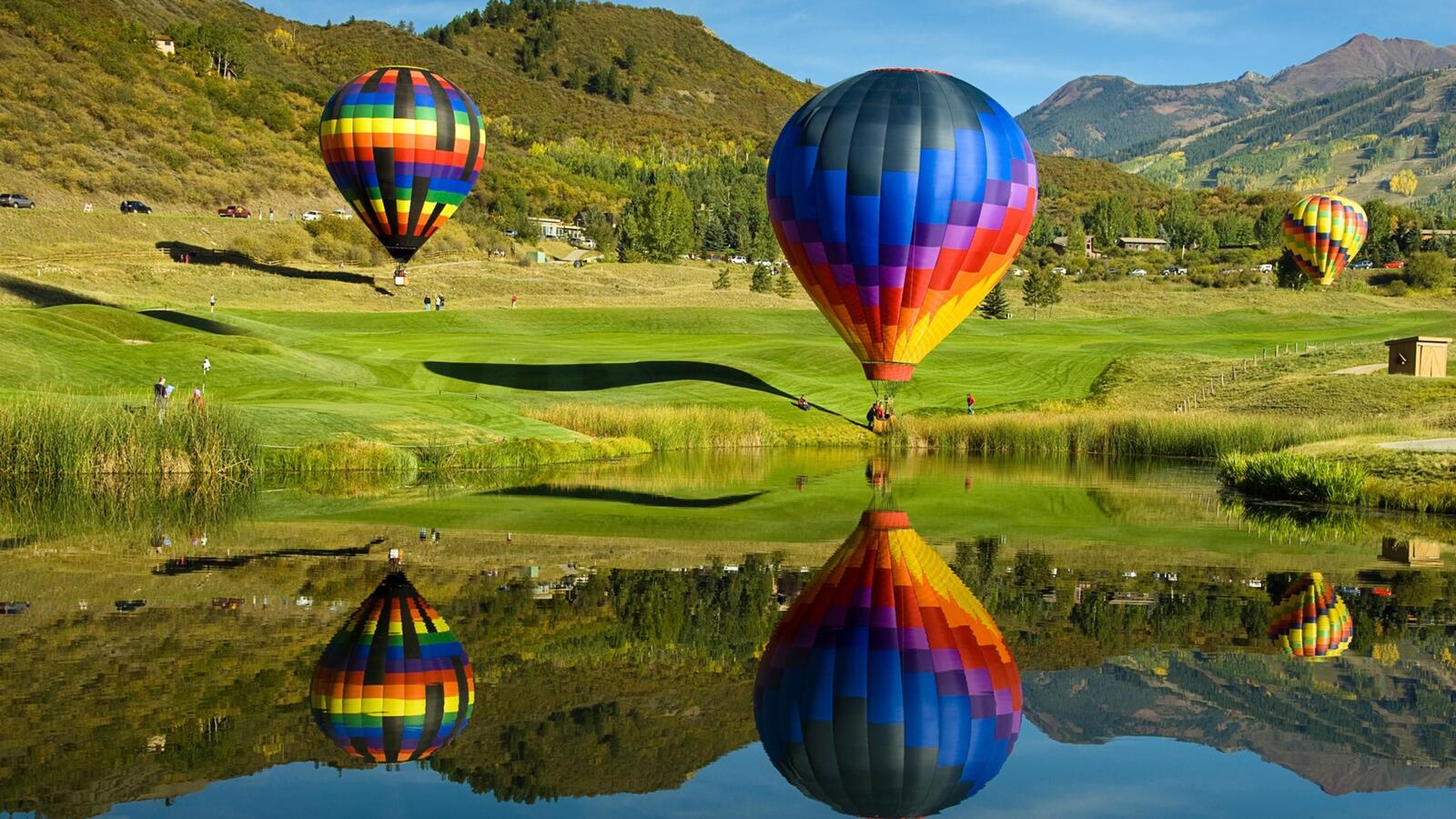 Бесплатное фото Воздушные шары над озером