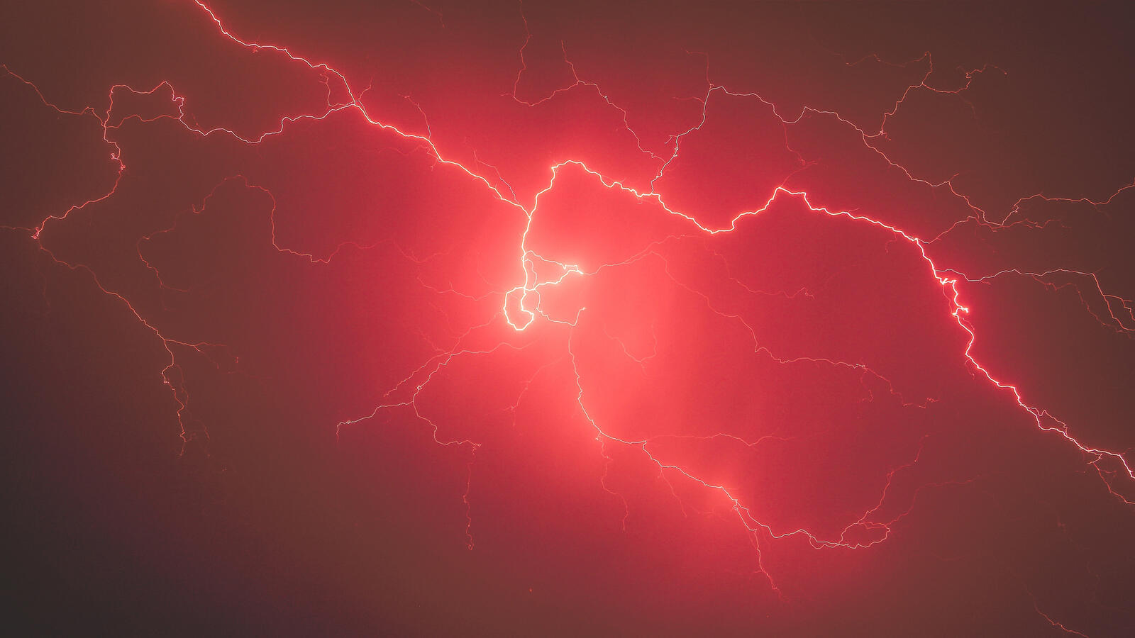 Обои молния шторм красный на рабочий стол