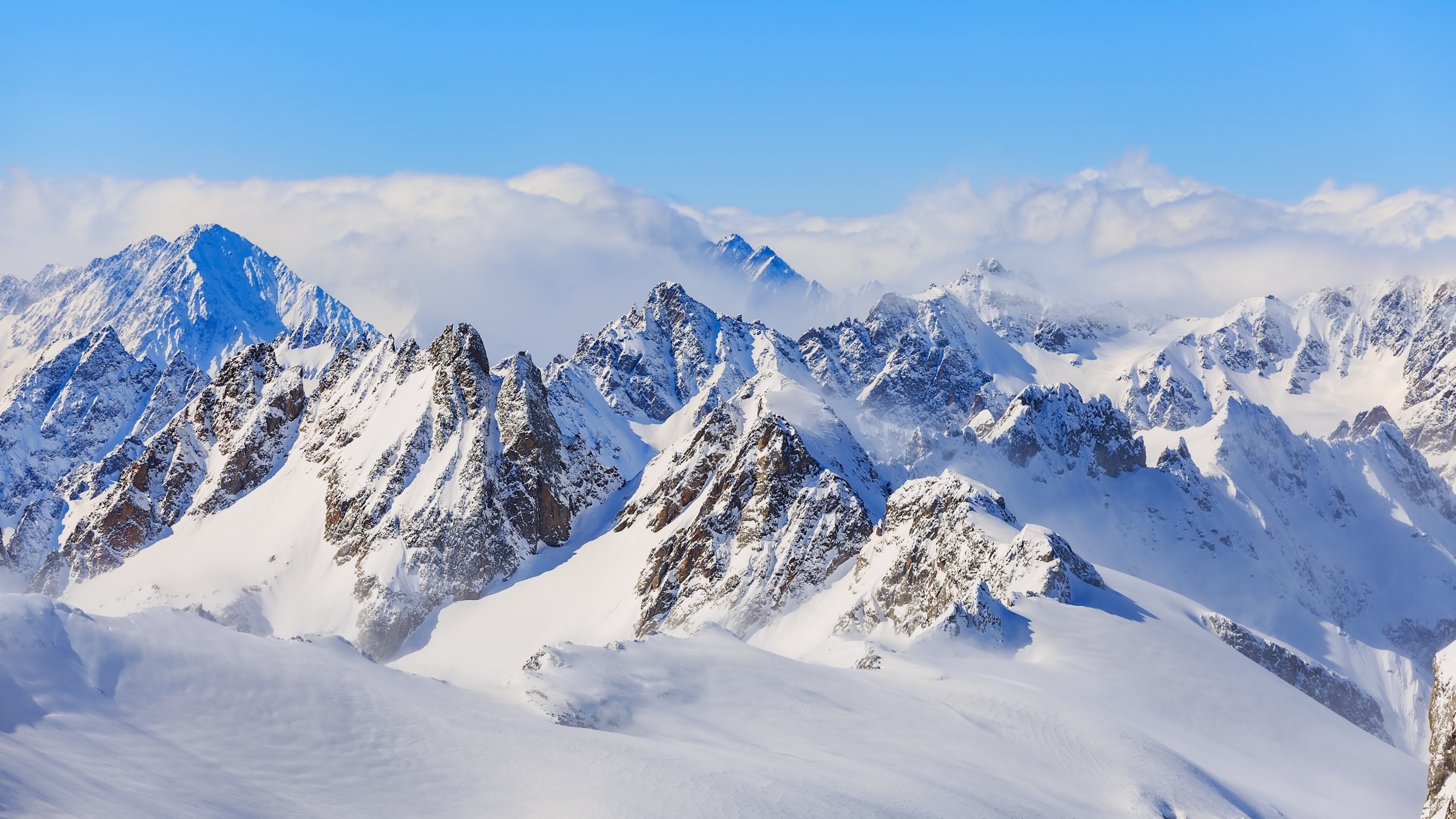 Free photo Snowy Mountains of the Alps