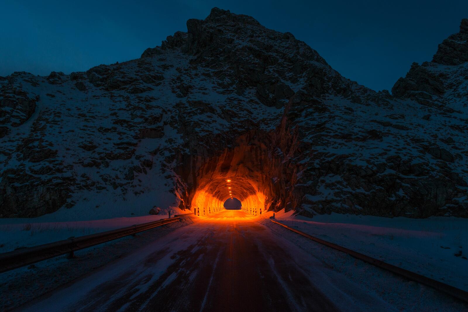 Обои оранжевые огни тоннель скалы на рабочий стол