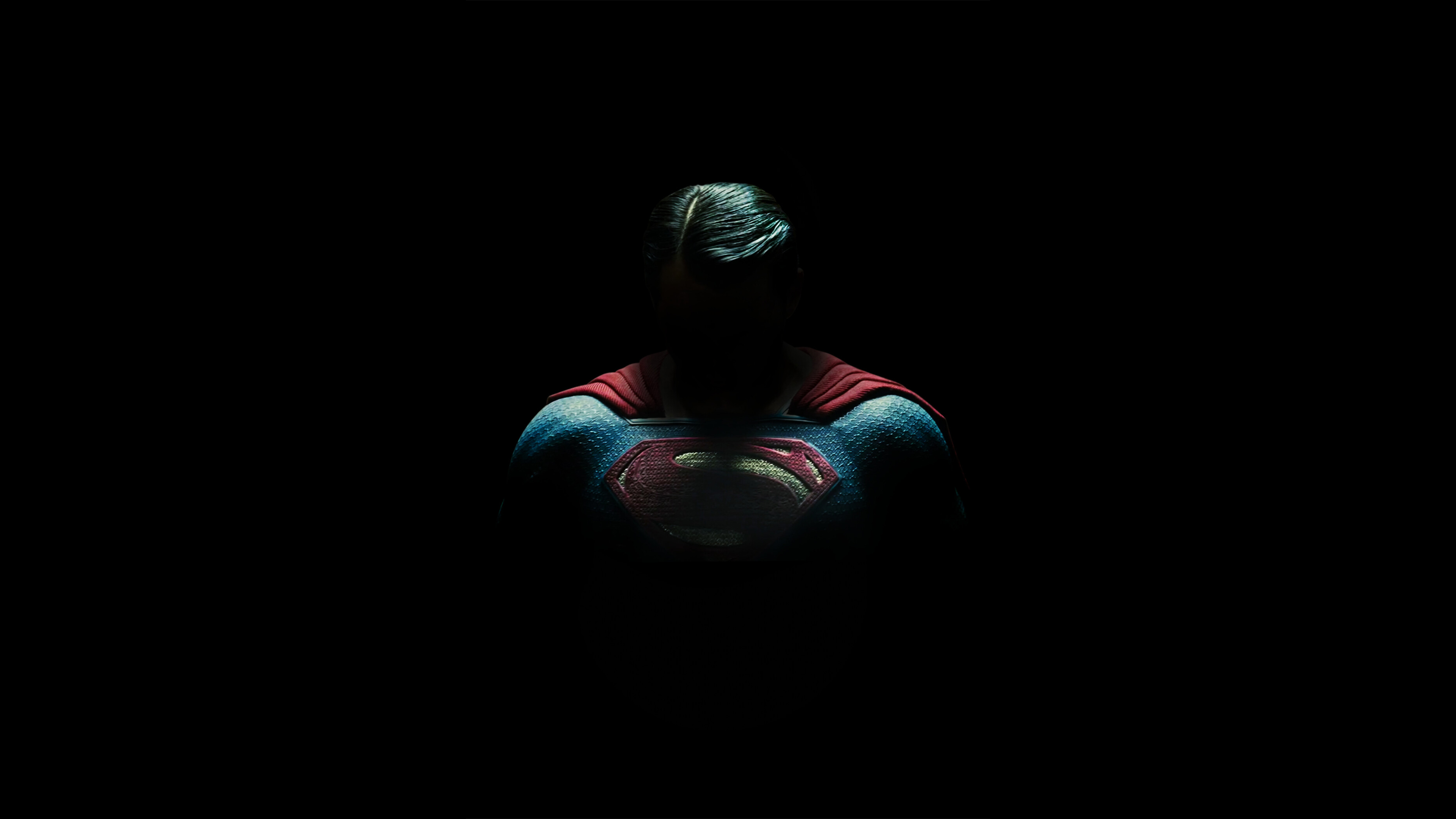 Супергерой на темном фоне