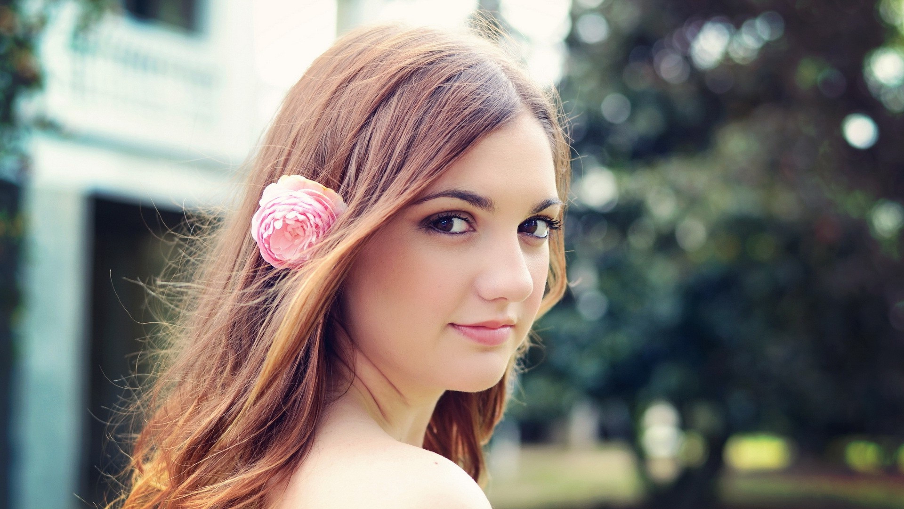 Free photo Portrait of a girl with a rose in her hair
