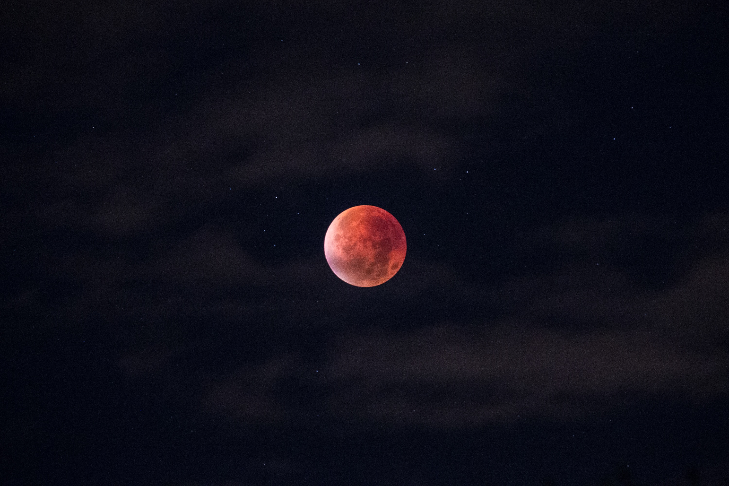 Бесплатное фото Красная луна на звездном небе