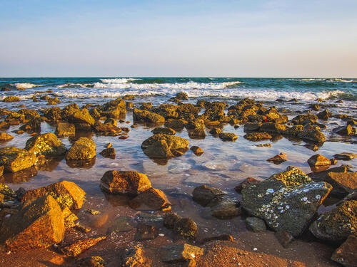 Острые камни на берегу моря