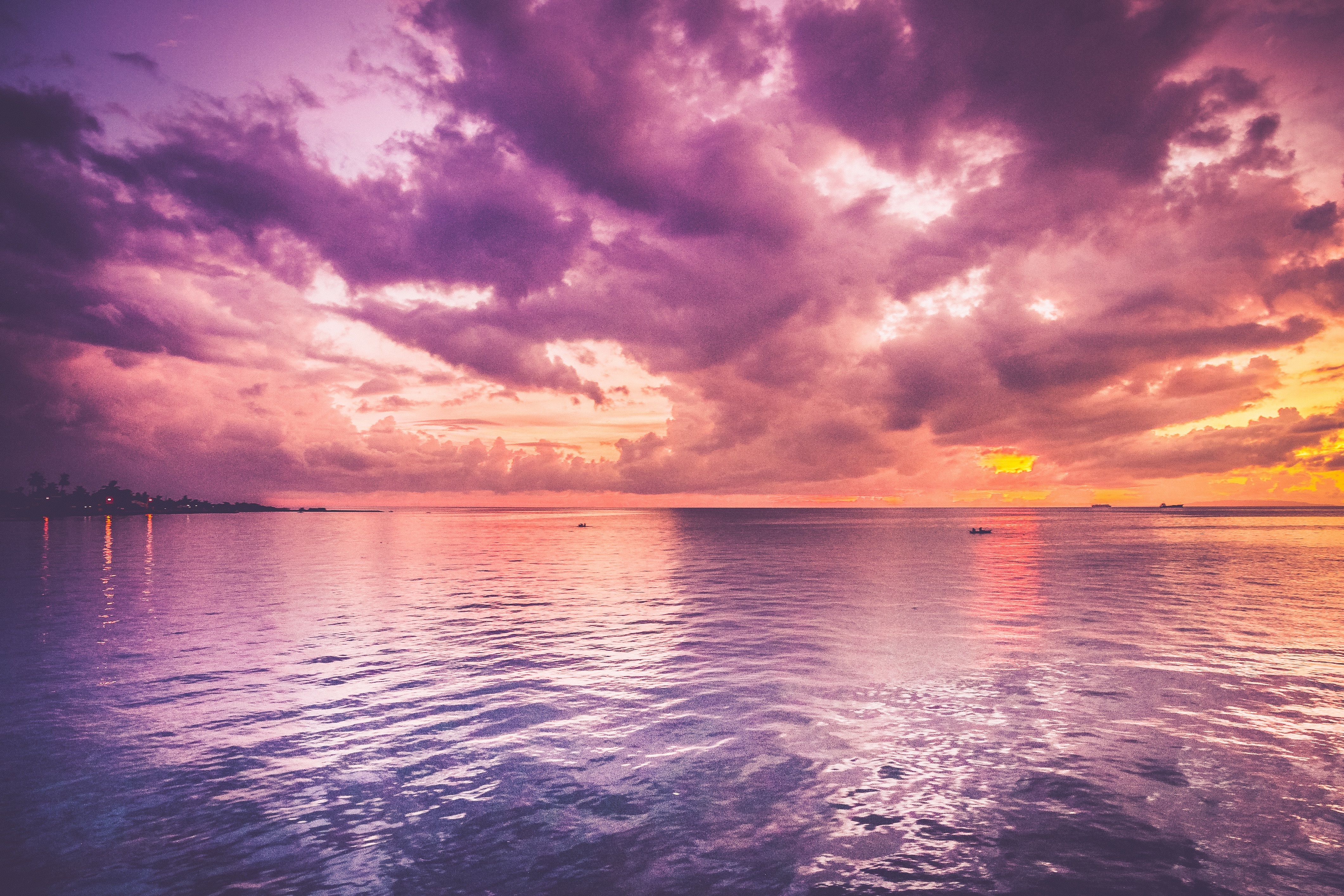 Фото свет, рассвет, море, вода, морской пейзаж, вечер, спокойствие, океан, отражение, закат, облака, фиолетовый, горизонт, атмосфера, послесвечение - бесплатные картинки на Fonwall
