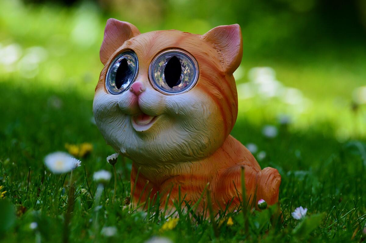 Фарфоровая игрушка глазастого кота