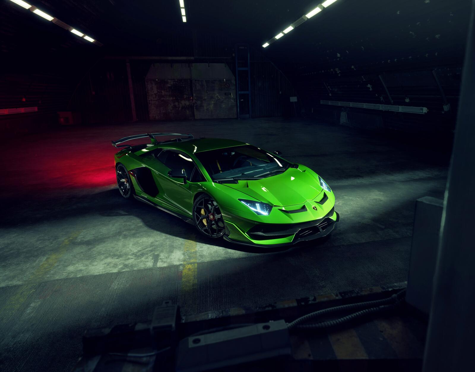 Обои Lamborghini Aventador SVJ гараж зелёные суперкары на рабочий стол