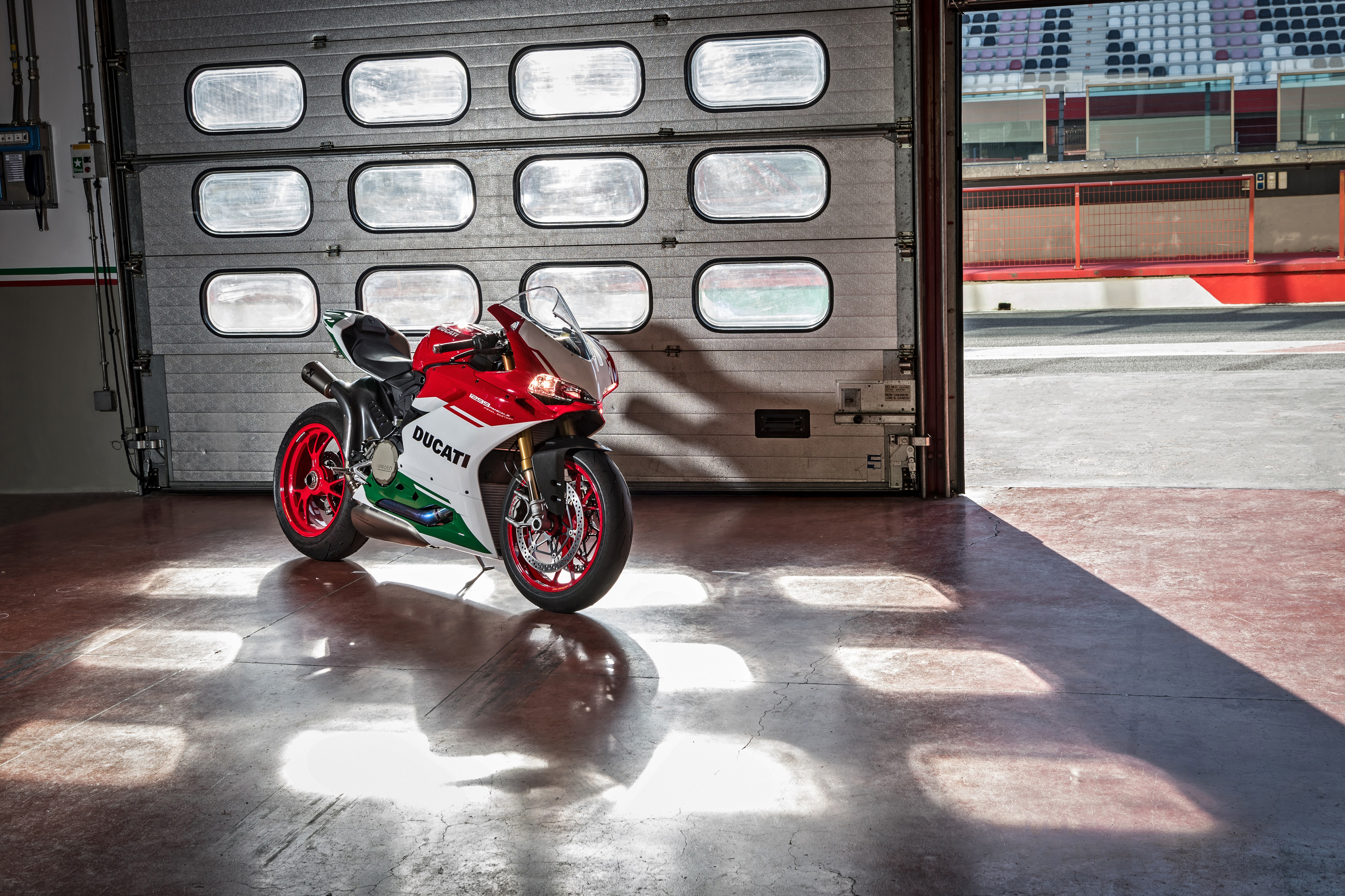 Free photo Ducati 1299 in the hangar