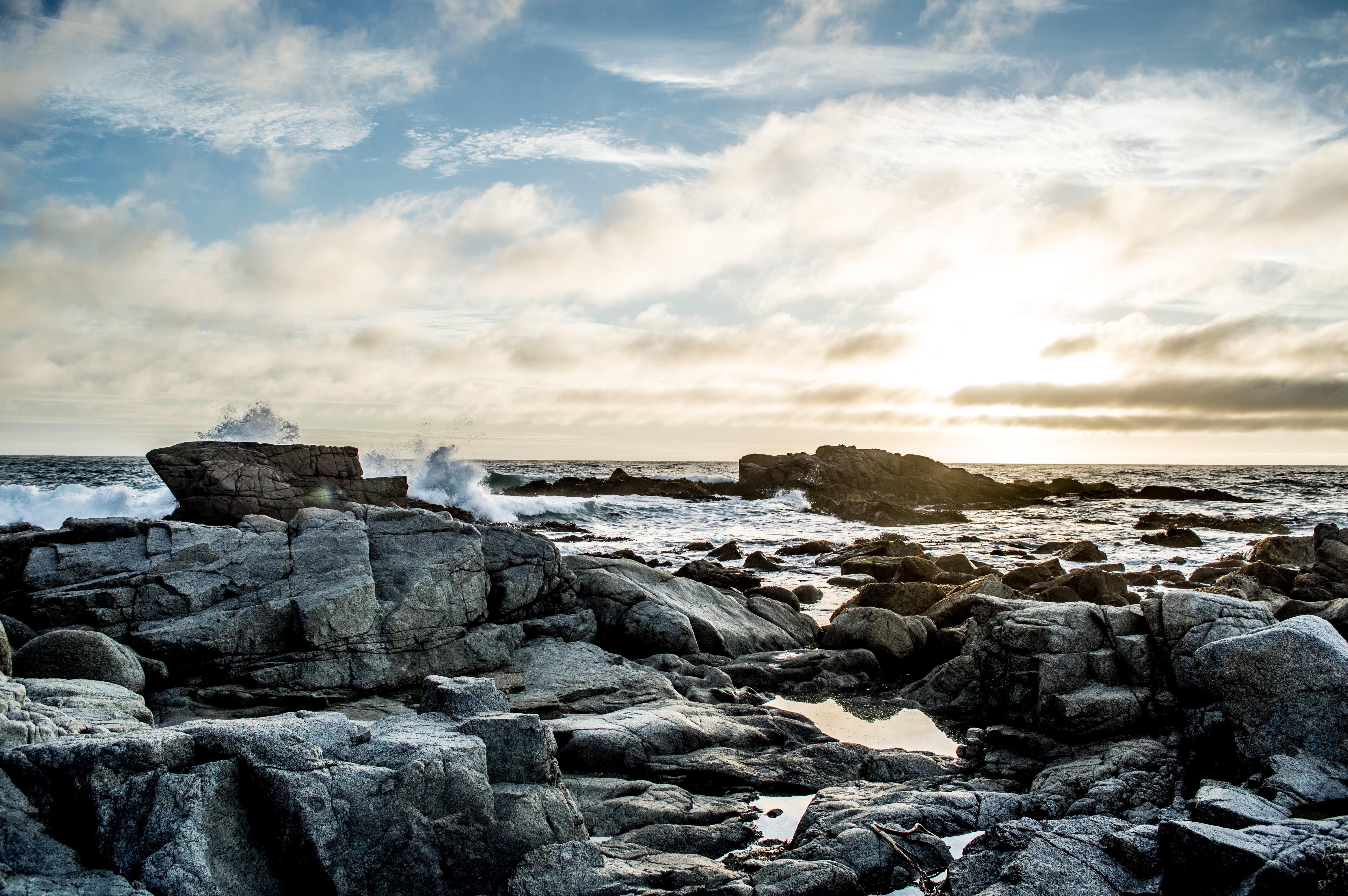 免费照片海边的海水冲击着岩石