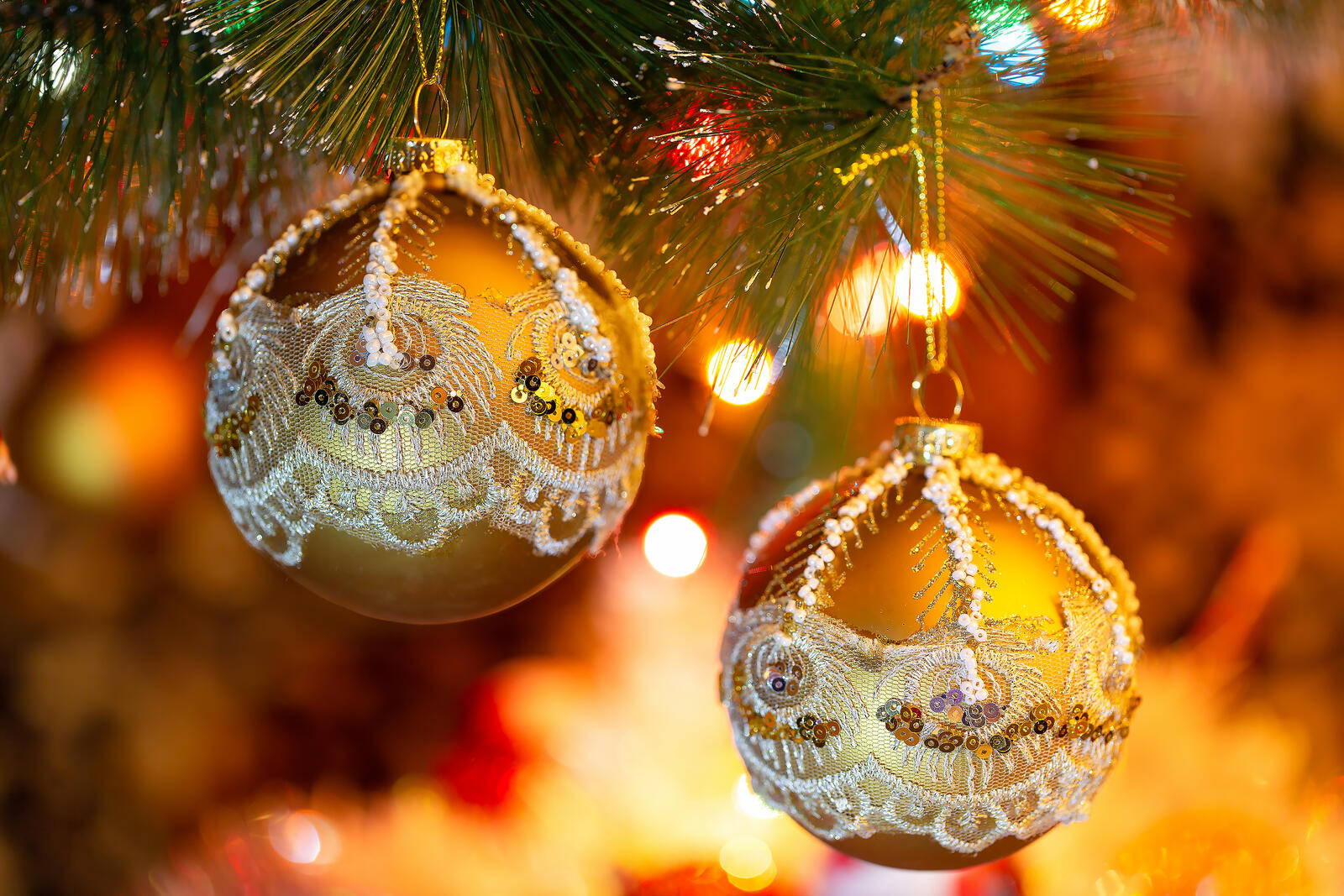Бесплатное фото Два золотых шара на новогодней ёлке