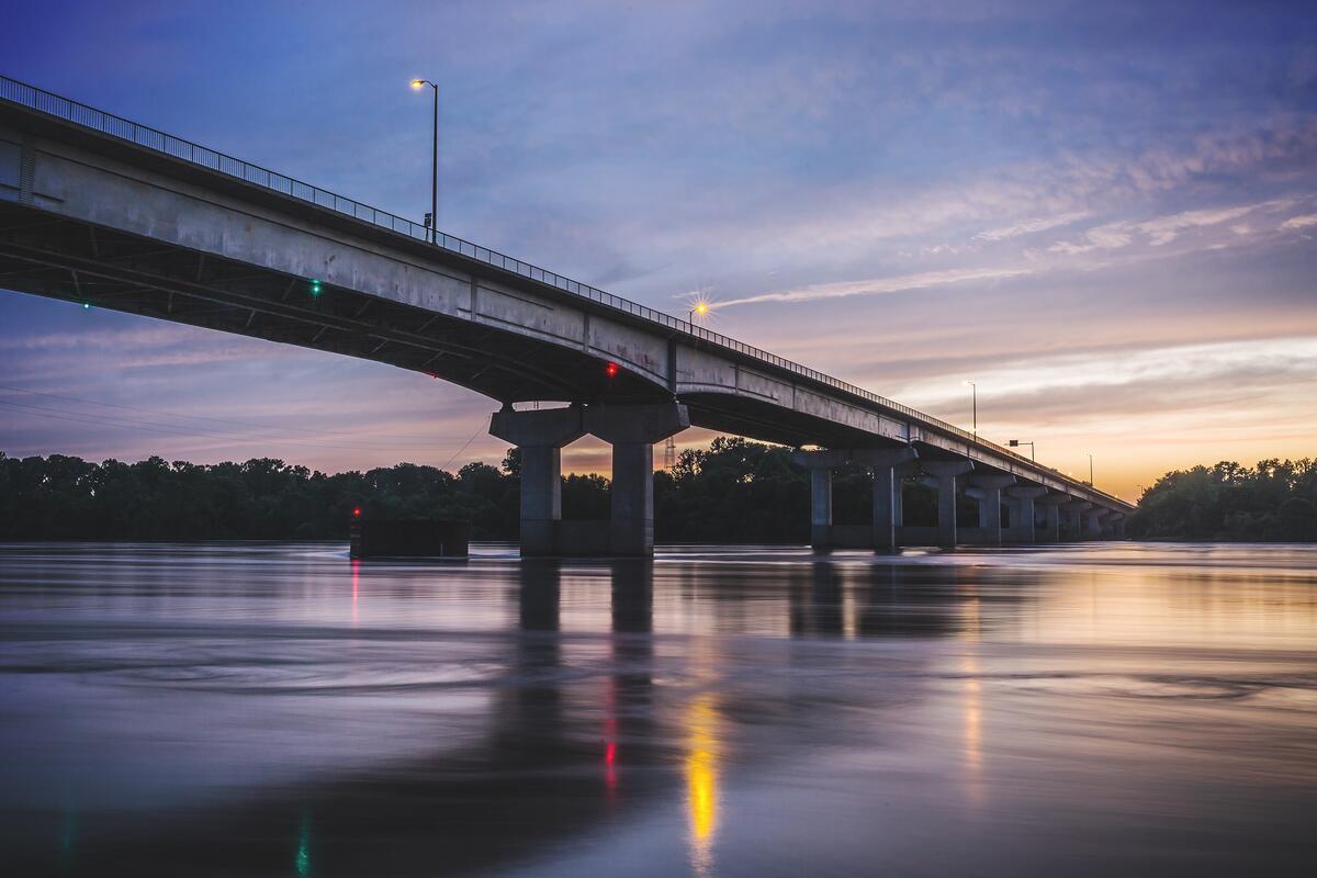 Мост через воду на закате