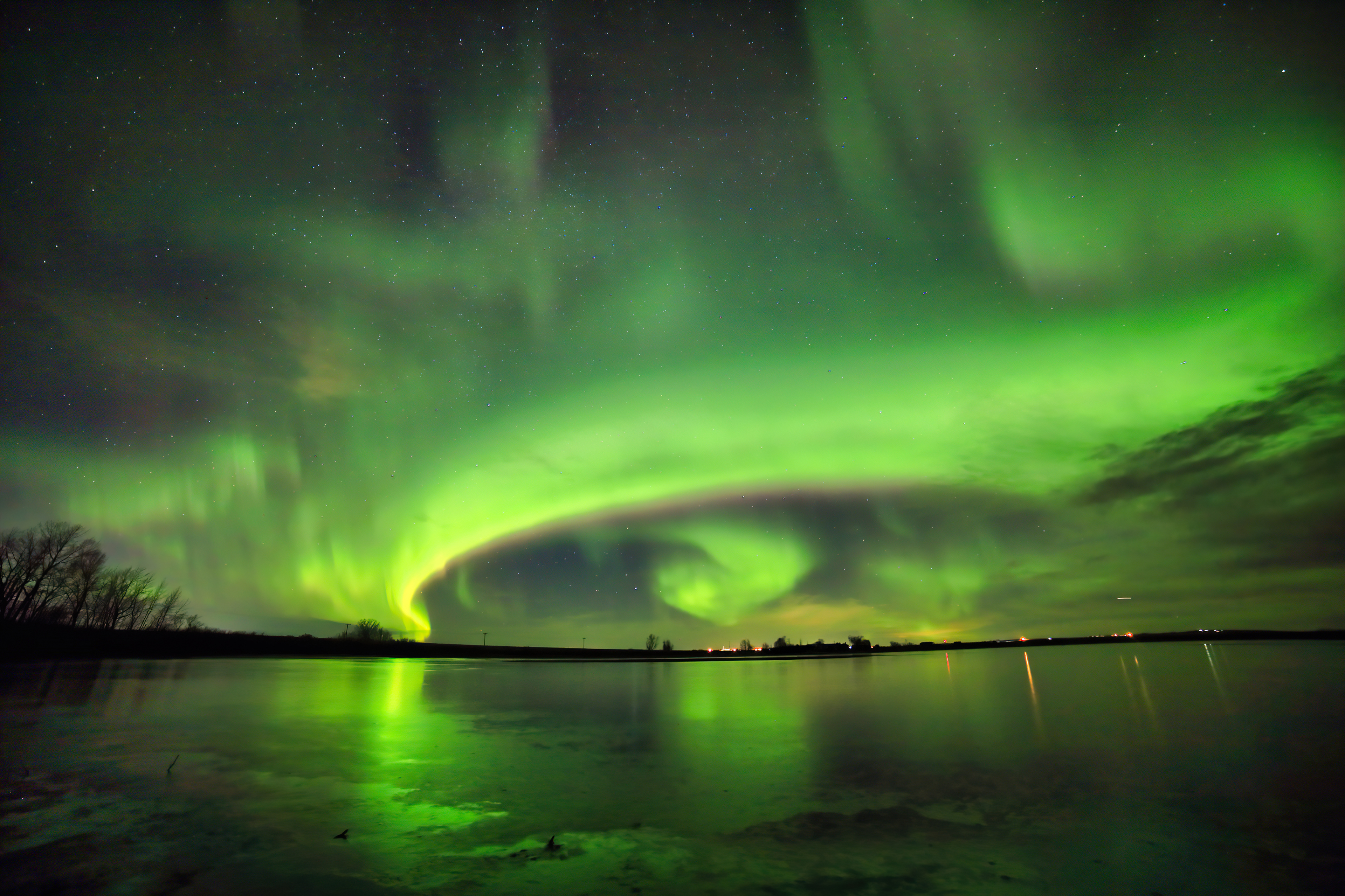 Бесплатное фото Северное сияние над озером